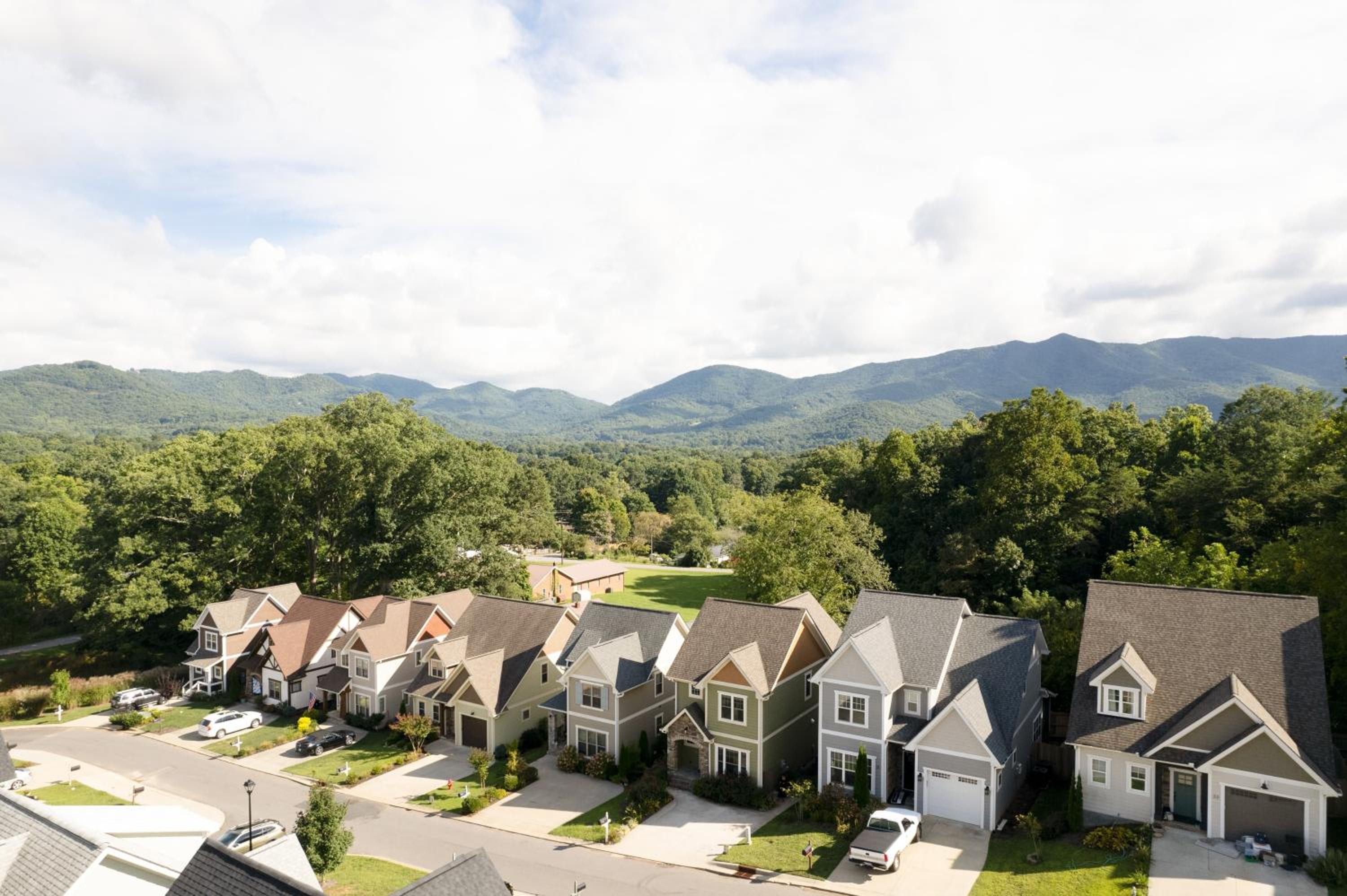 Sweetgum by AvantStay Black Mountain Retreat w Covered Deck