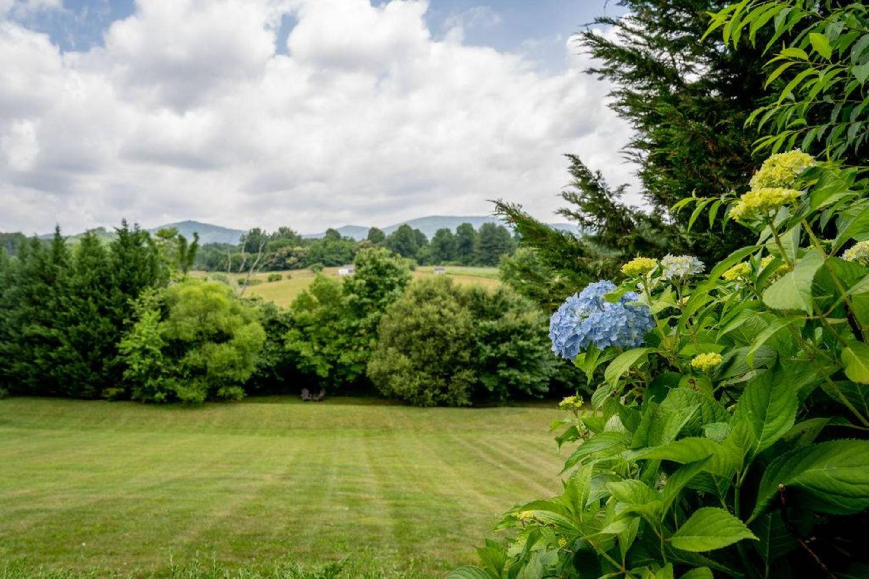 Fairview Vista by AvantStay 10 Mins to Asheville