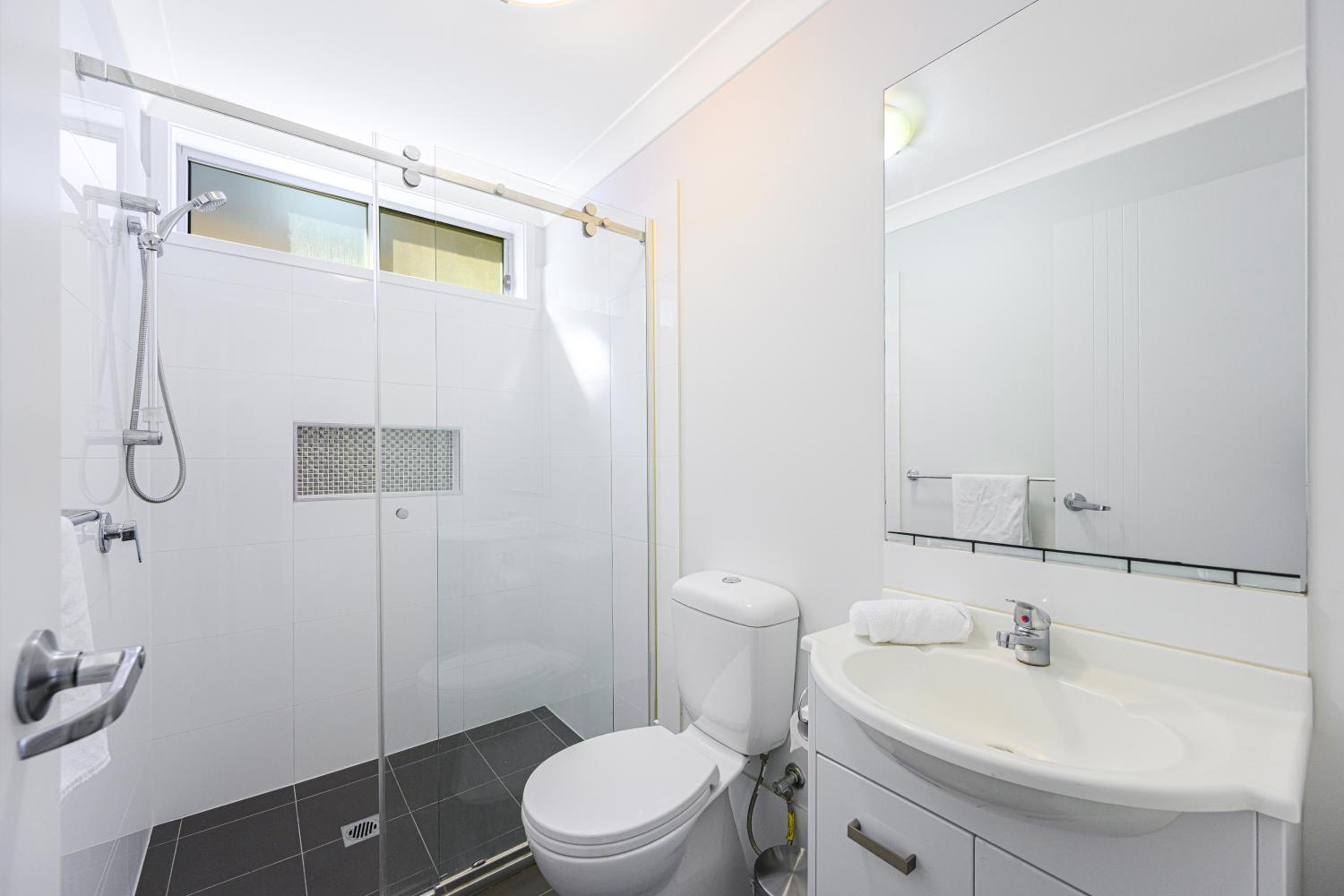 Jordan Springs 5 bedrooms home near shopping