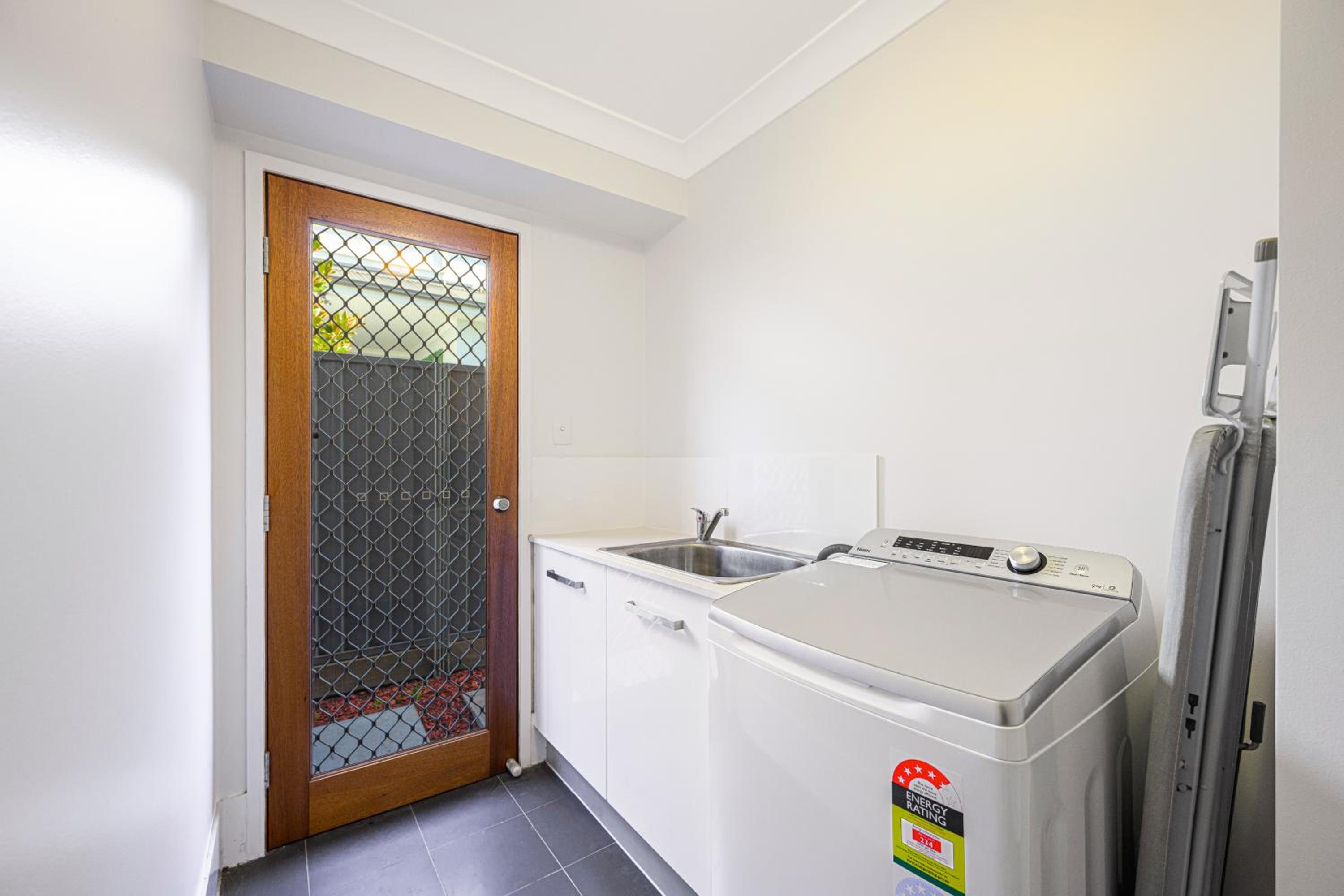 Jordan Springs 5 bedrooms home near shopping
