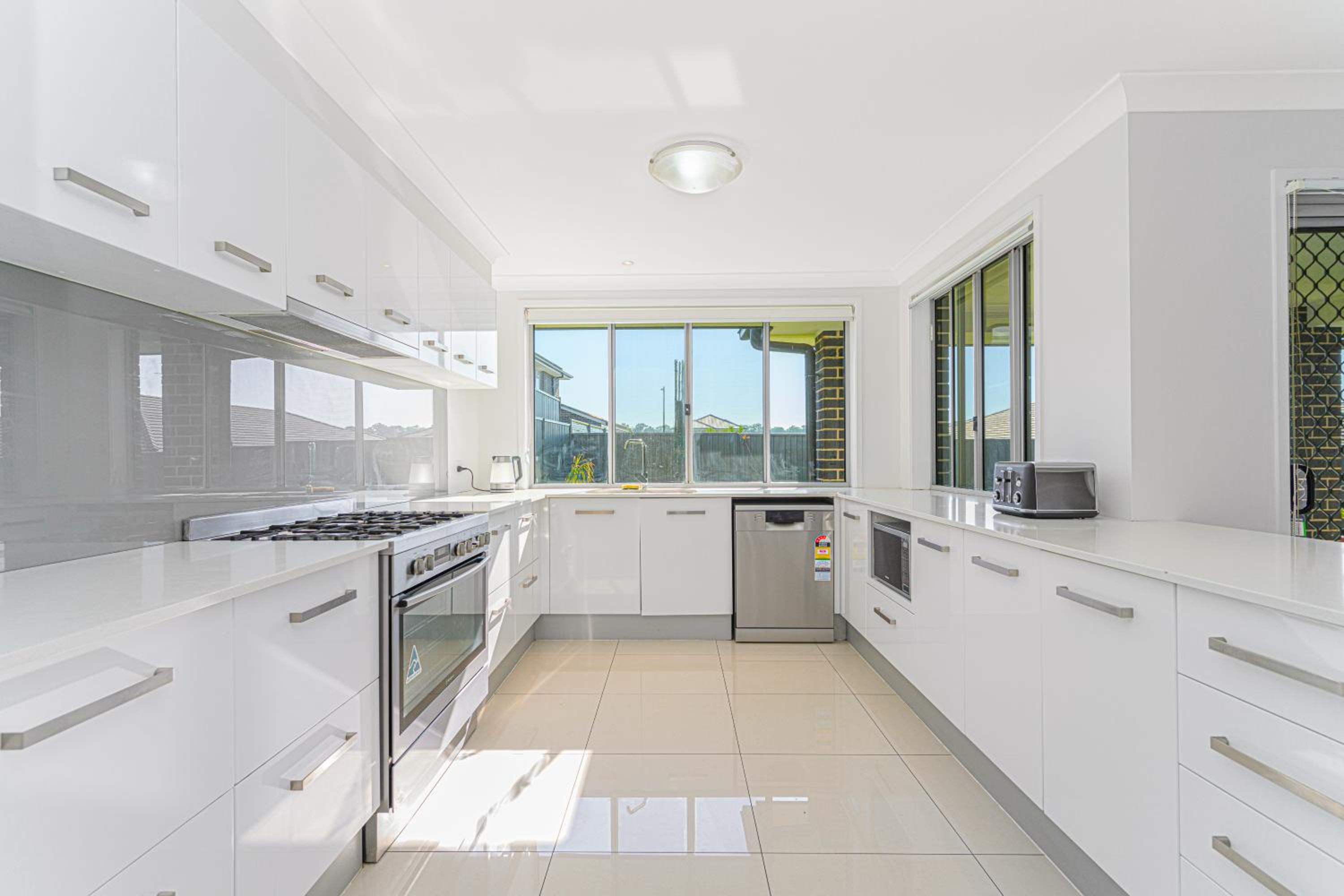 Jordan Springs 5 bedrooms home near shopping