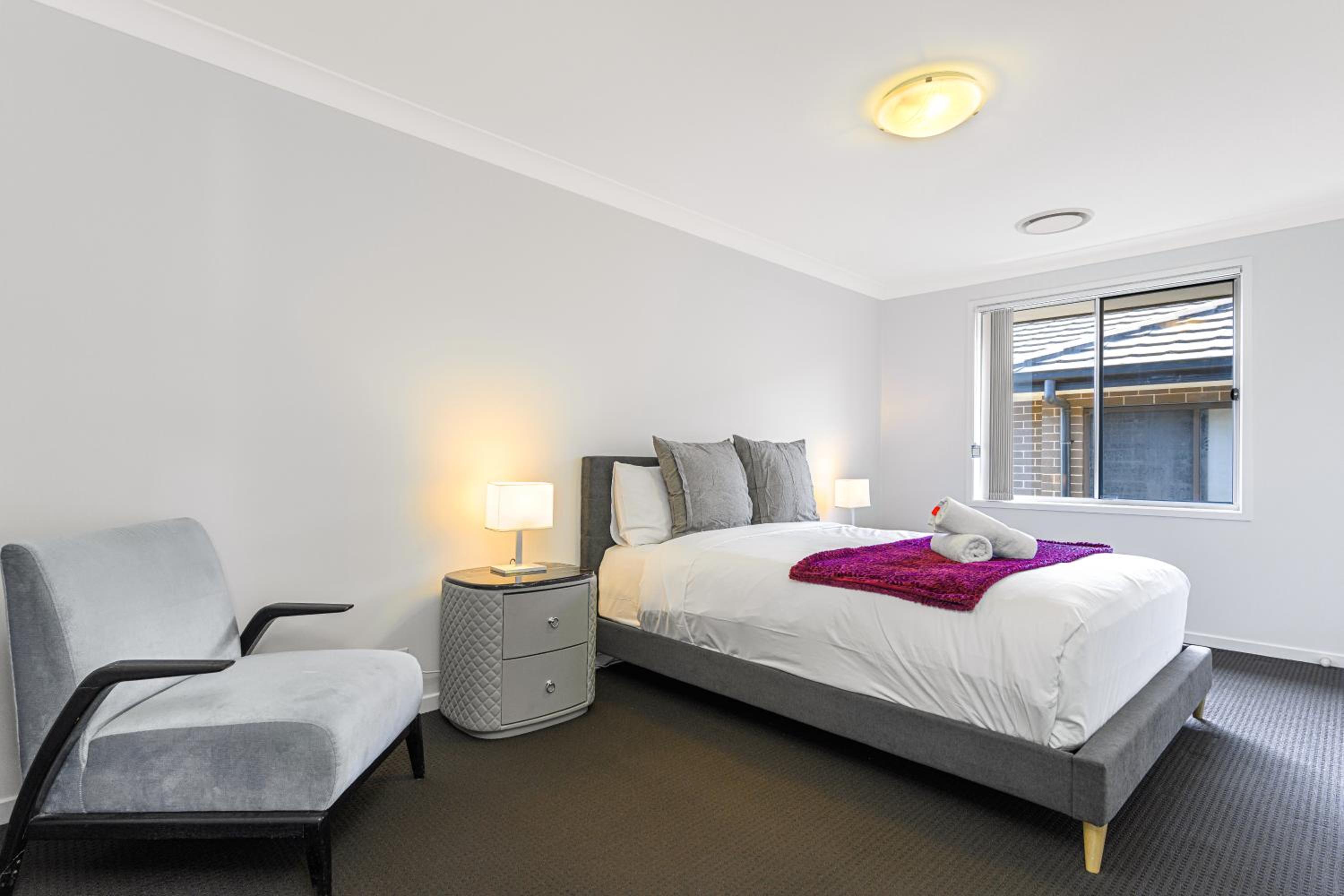 Jordan Springs 5 bedrooms home near shopping