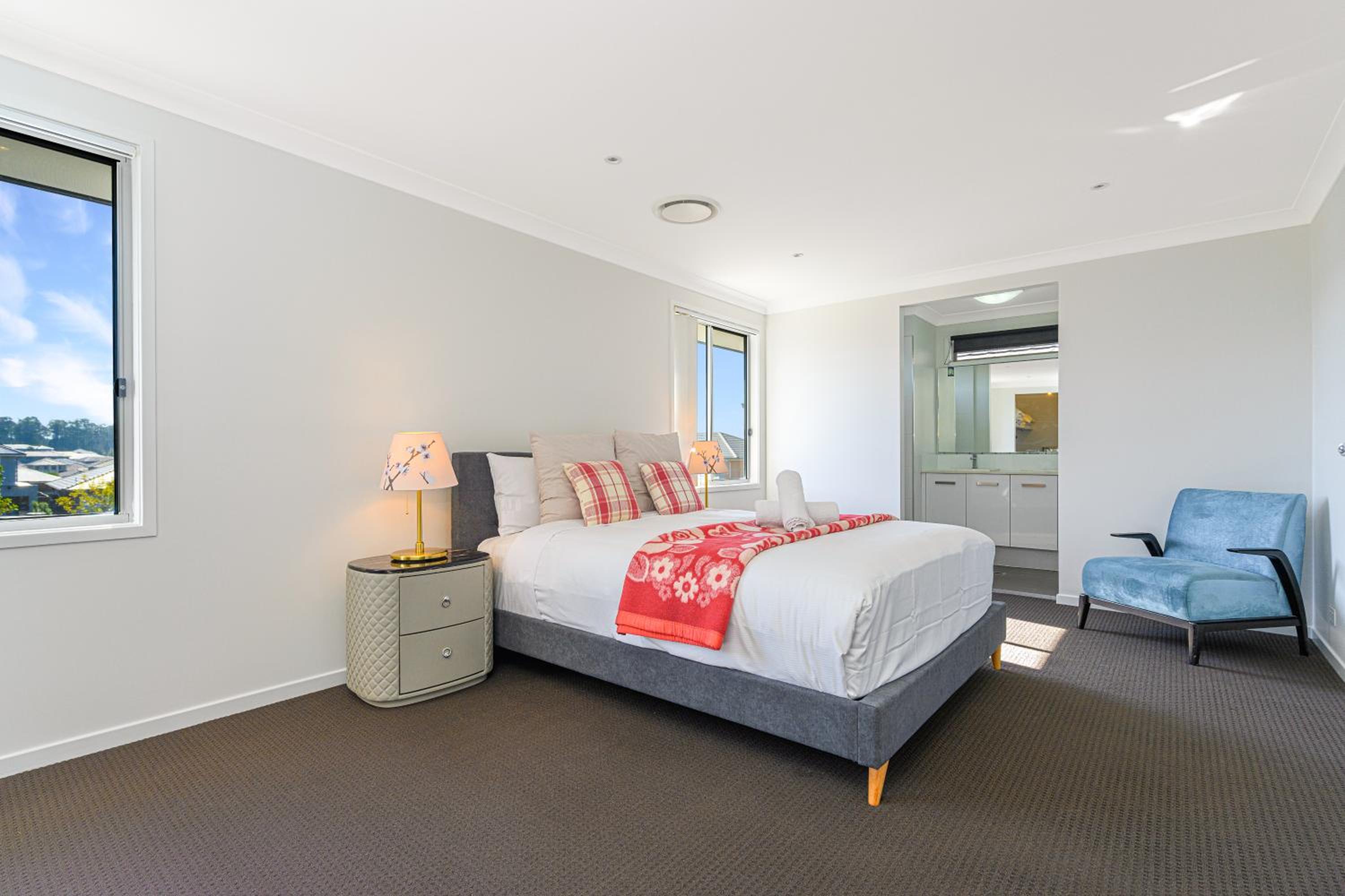 Jordan Springs 5 bedrooms home near shopping