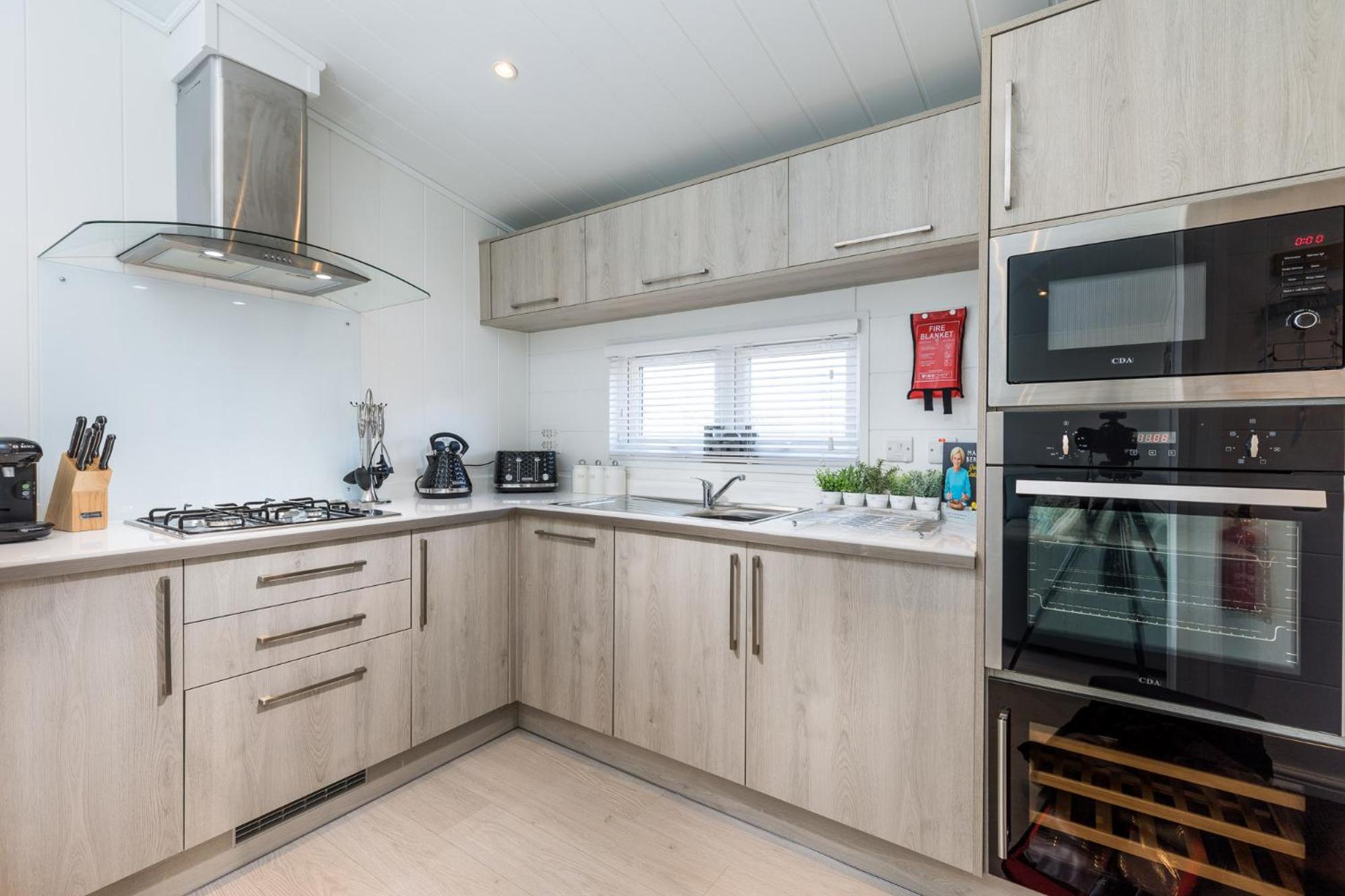 Luxury Harlyn Lodge with Hot Tub