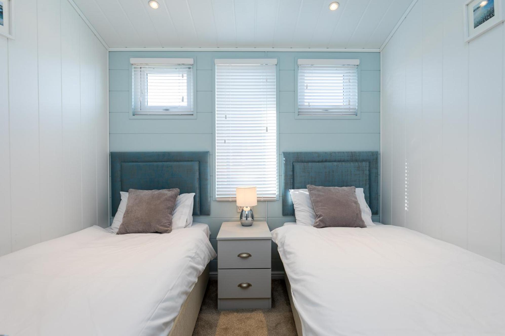 Luxury Harlyn Lodge with Hot Tub