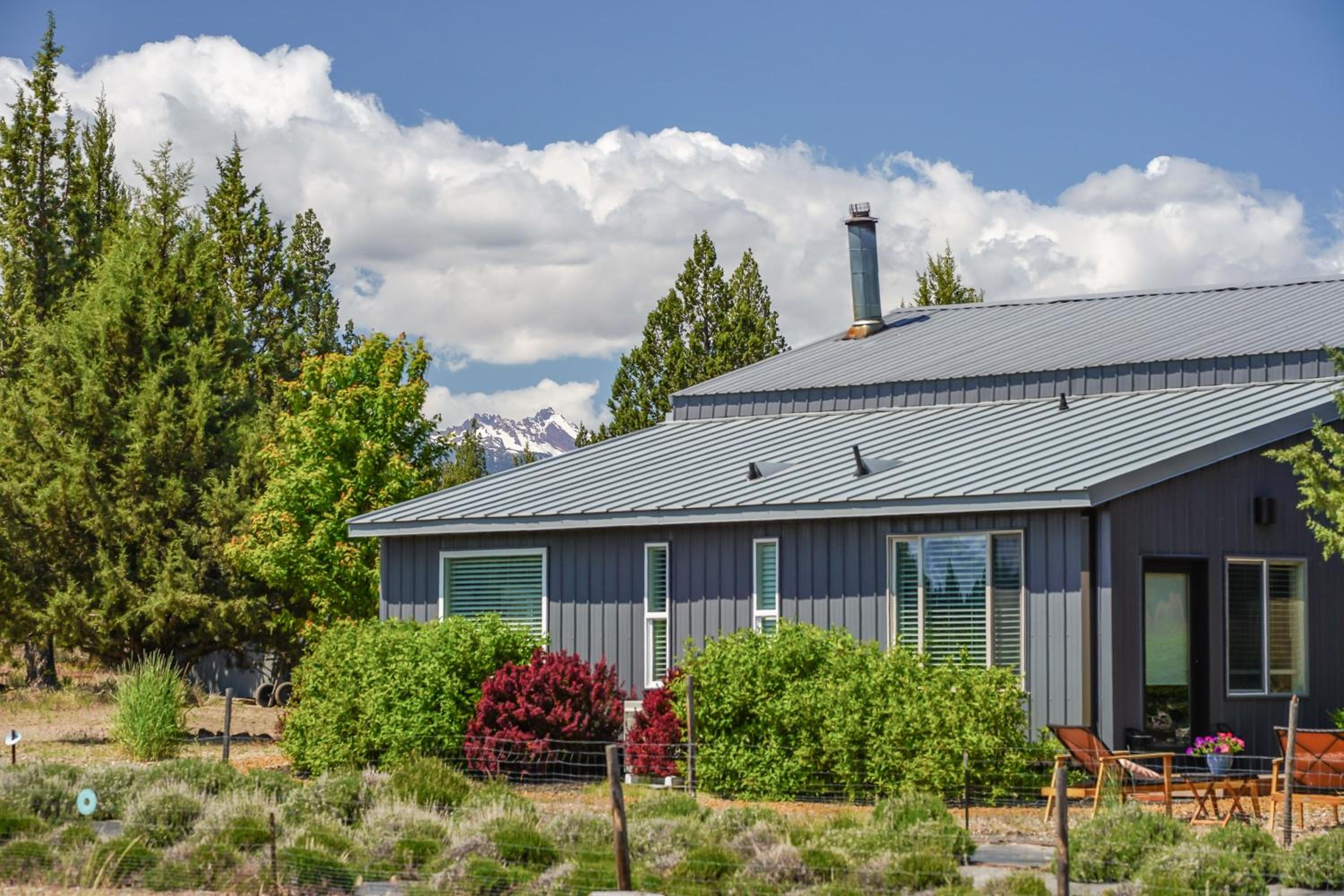 The Gem Estate by AvantStay Modern Farmhouse w Lavender Fields Hot Tub