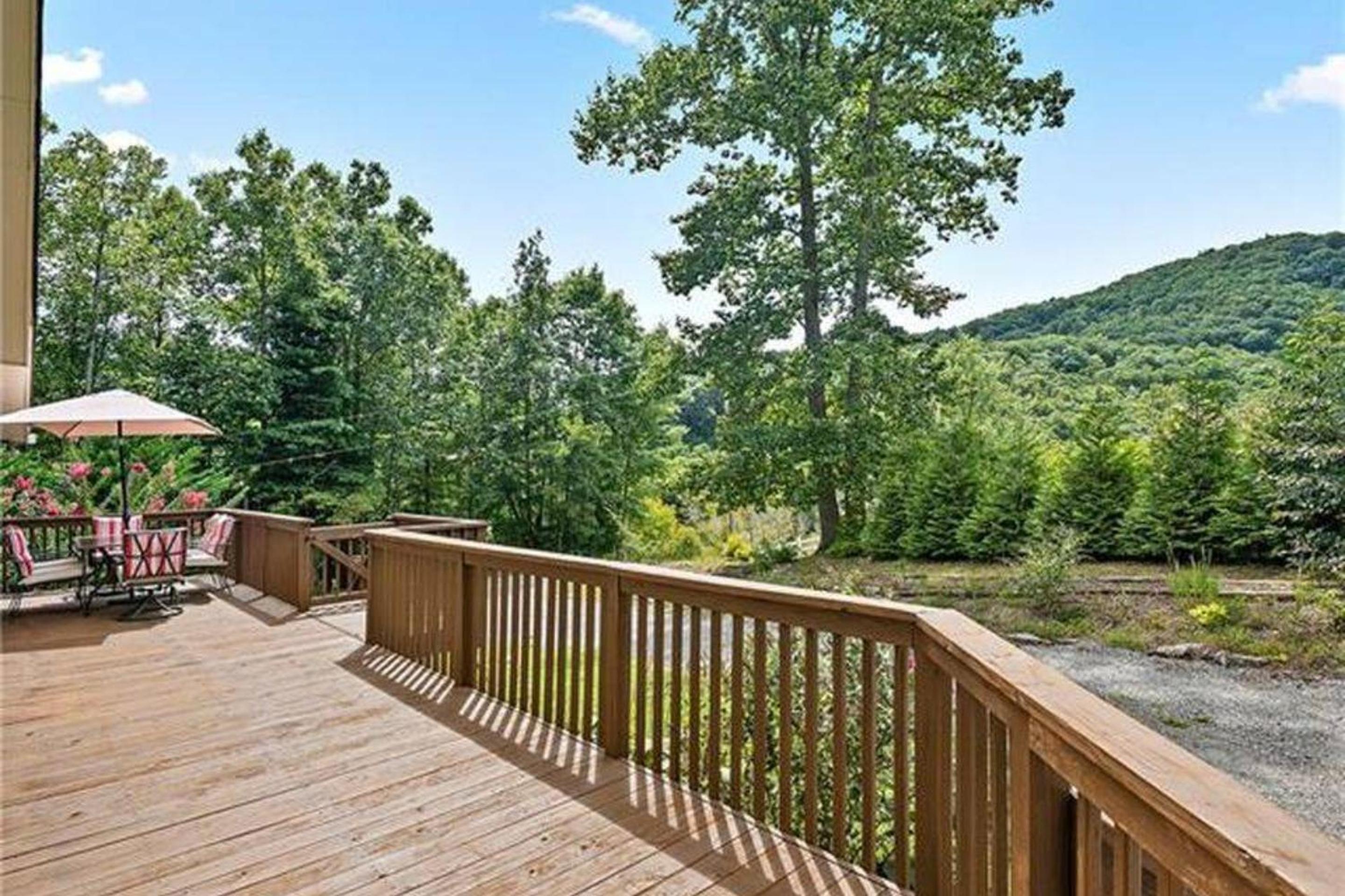 Hickory Nut Hideaway by AvantStay Mountain Views