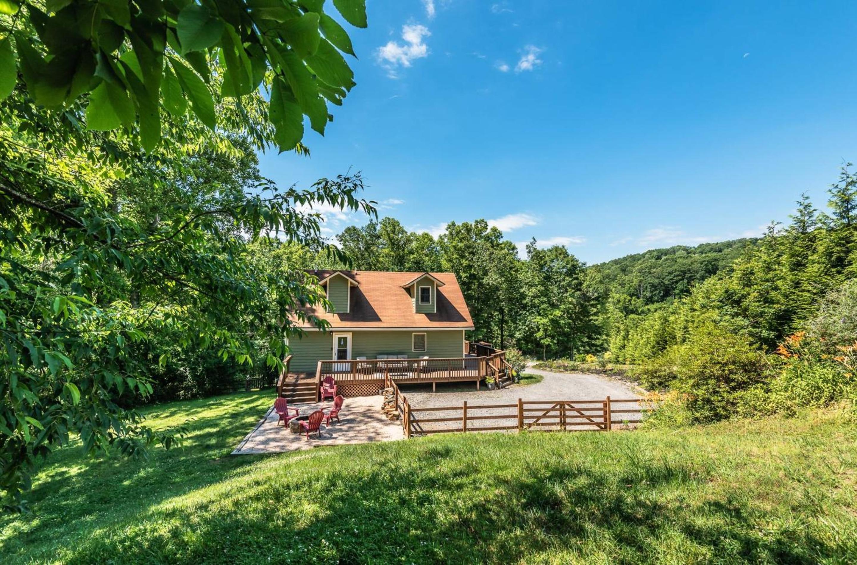 Hickory Nut Hideaway by AvantStay Mountain Views