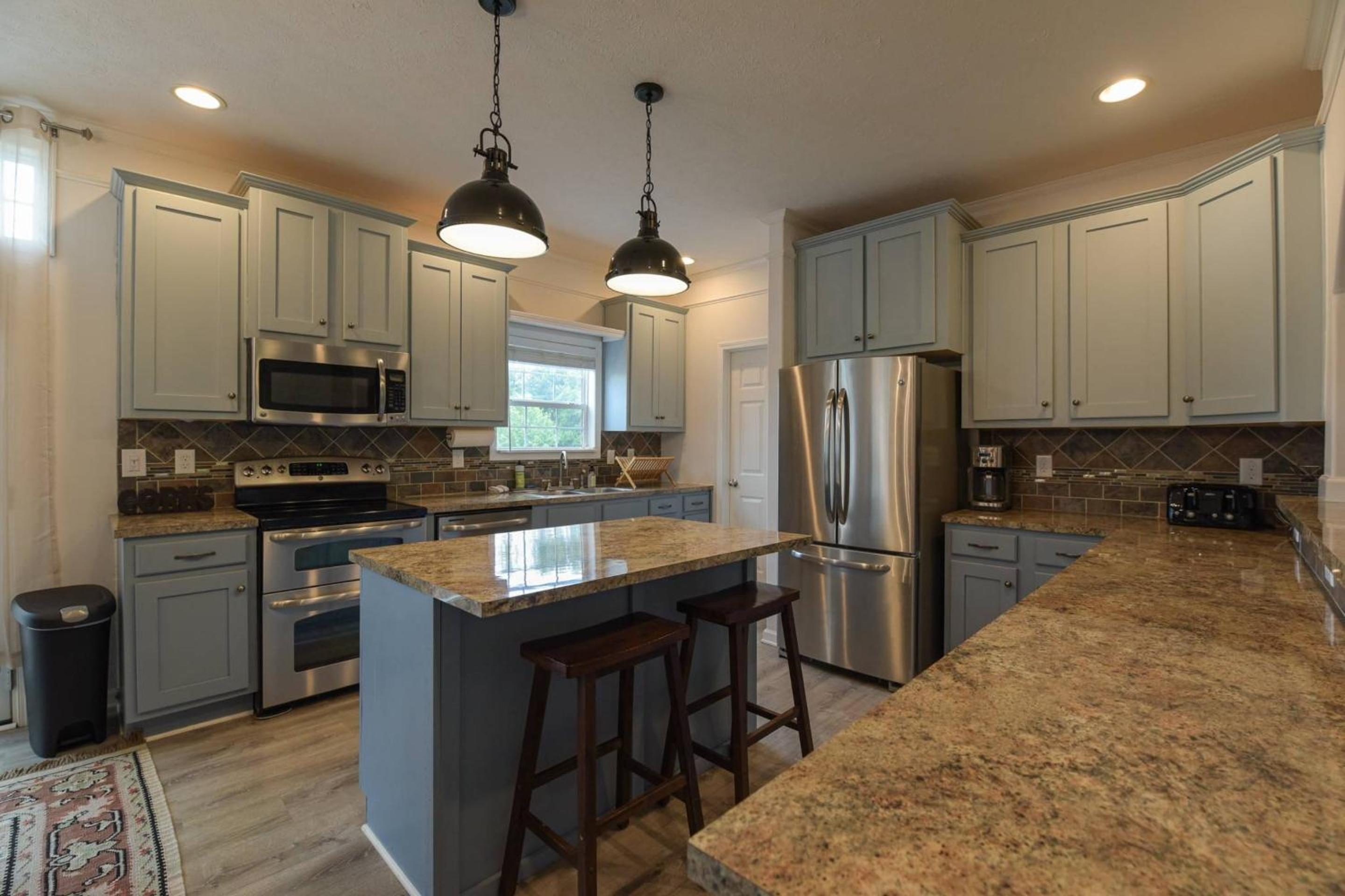 Riverside Ranch by AvantStay Mins to Downtown