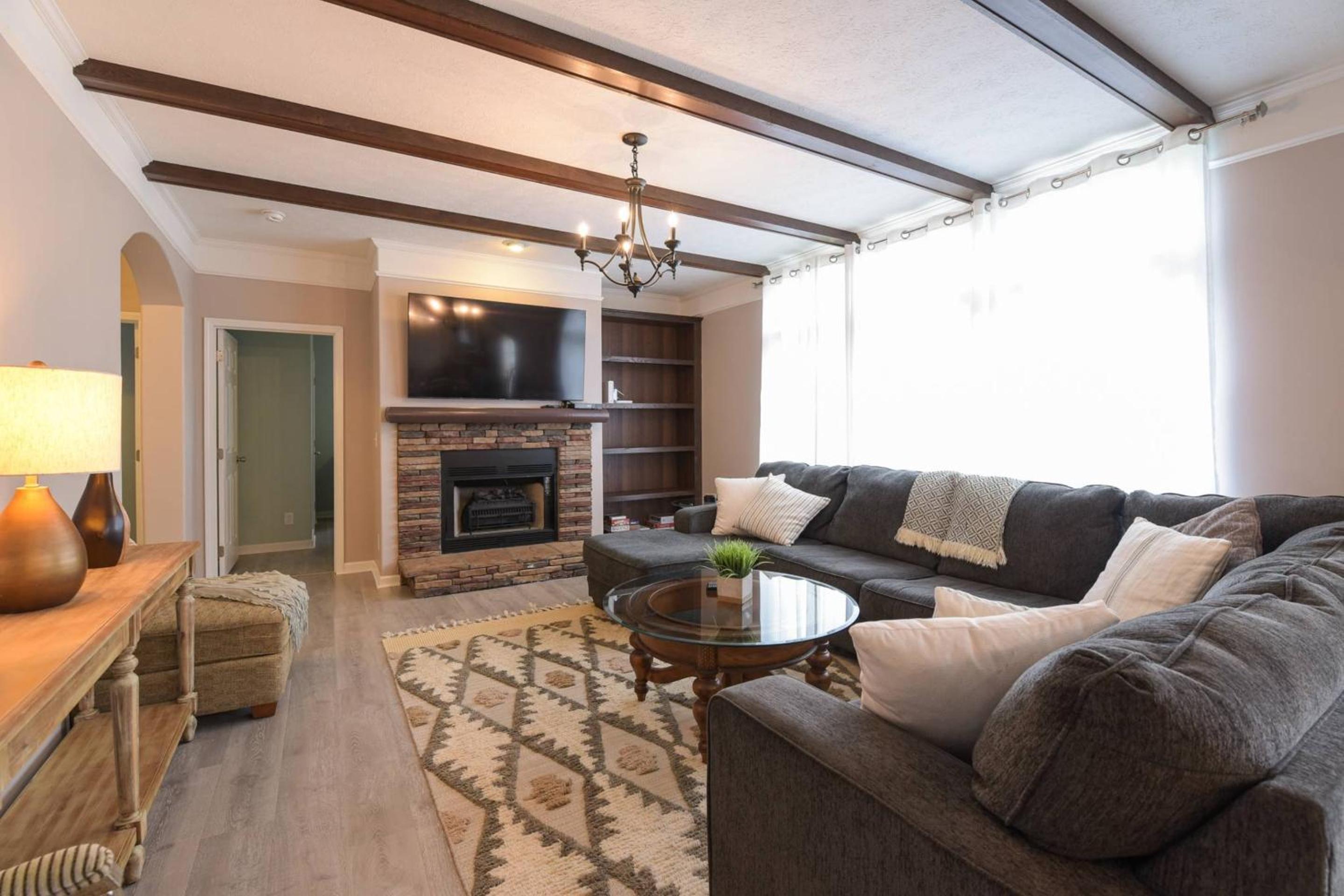 Riverside Ranch by AvantStay Mins to Downtown