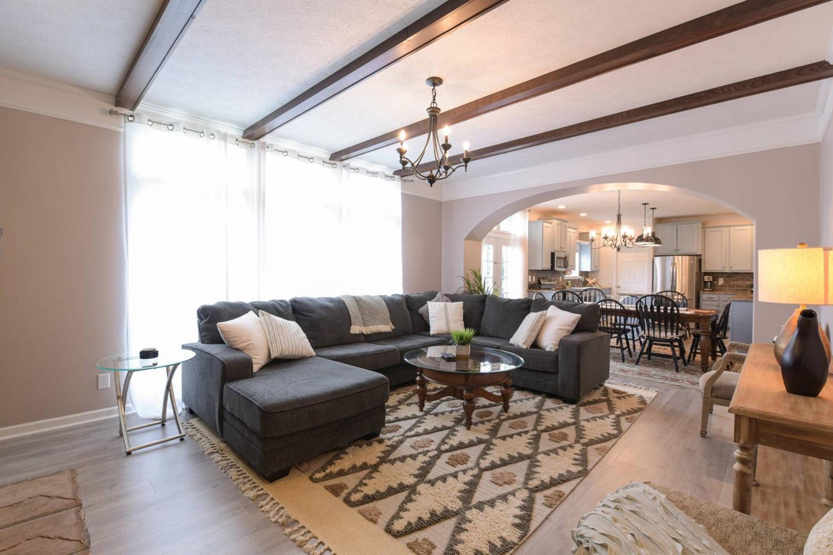 Riverside Ranch by AvantStay Mins to Downtown
