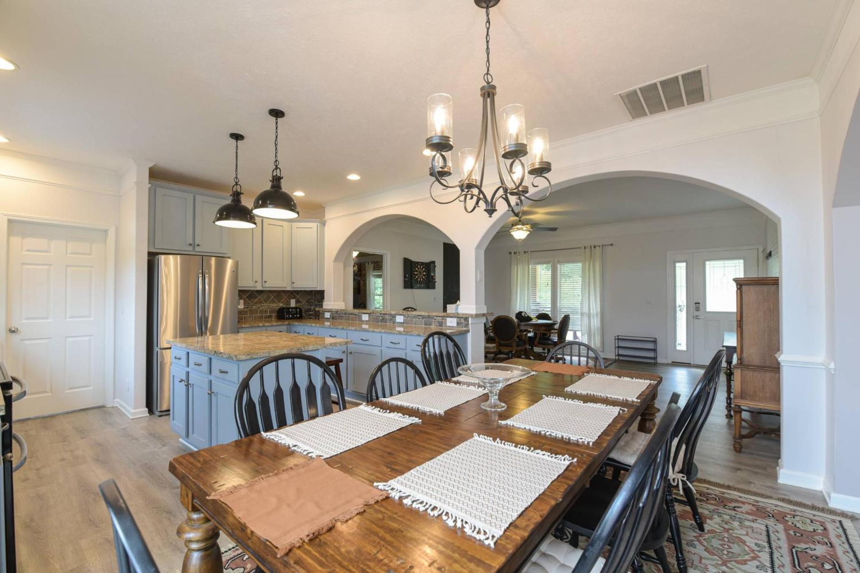Riverside Ranch by AvantStay Mins to Downtown