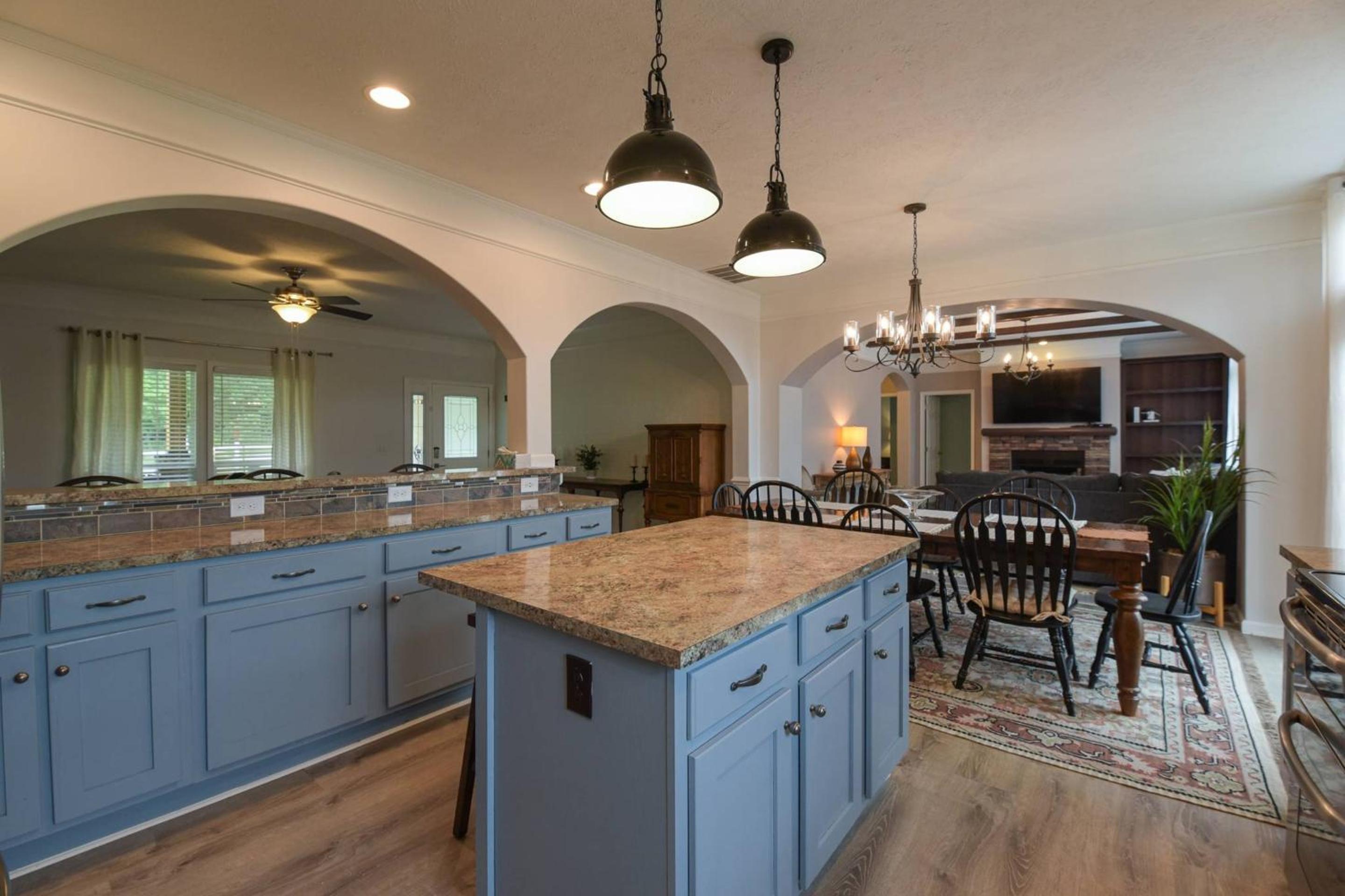 Riverside Ranch by AvantStay Mins to Downtown