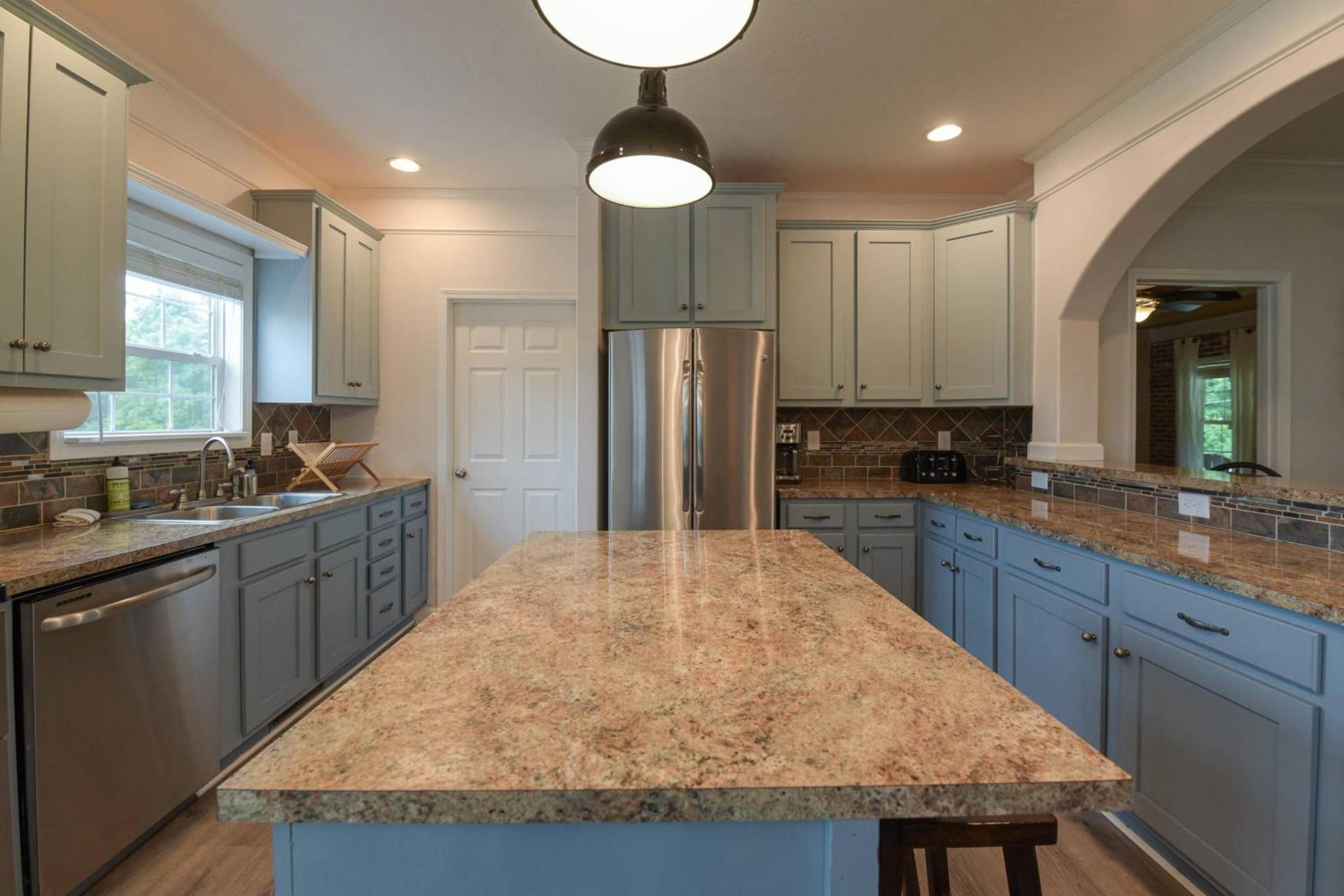 Riverside Ranch by AvantStay Mins to Downtown