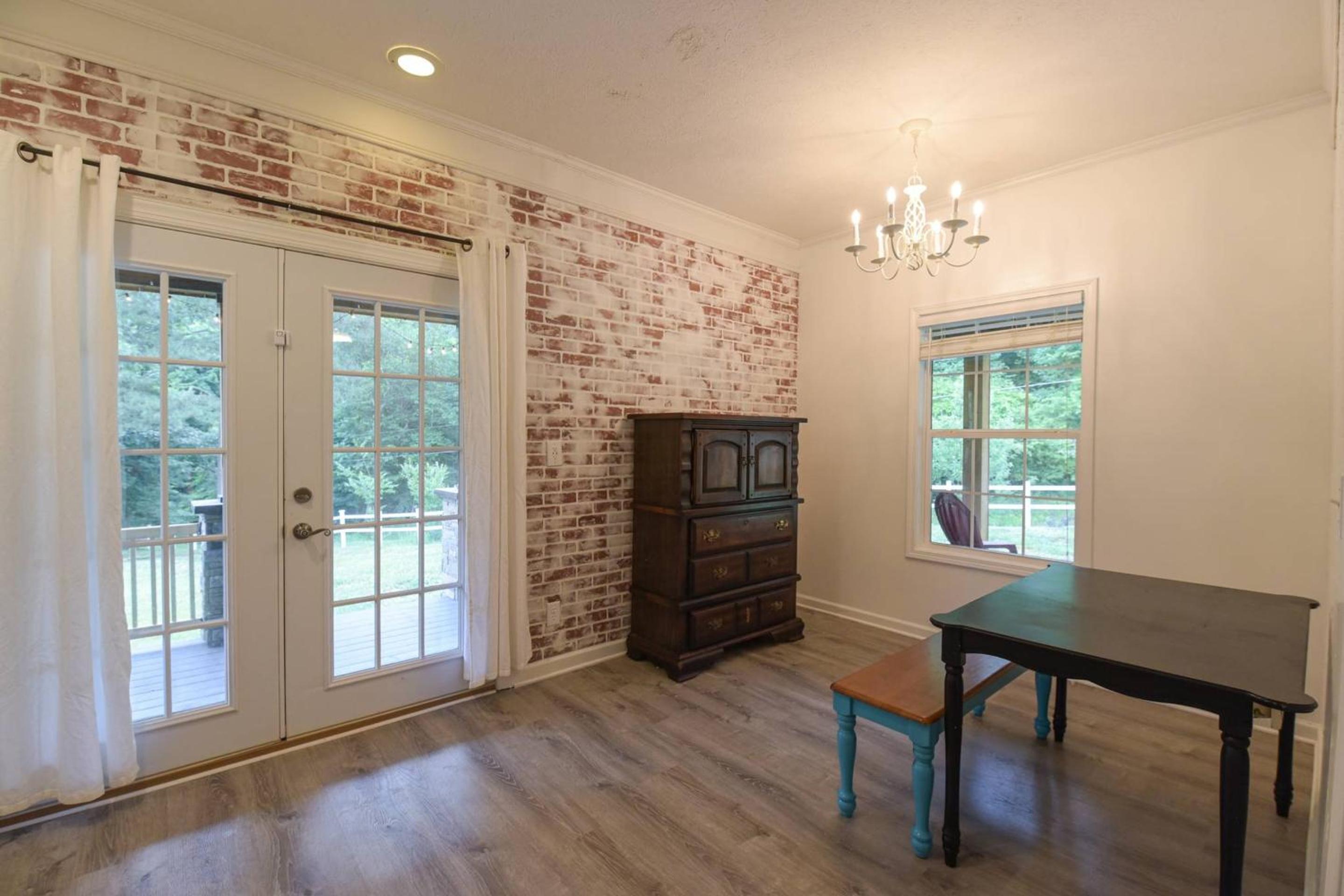 Riverside Ranch by AvantStay Mins to Downtown