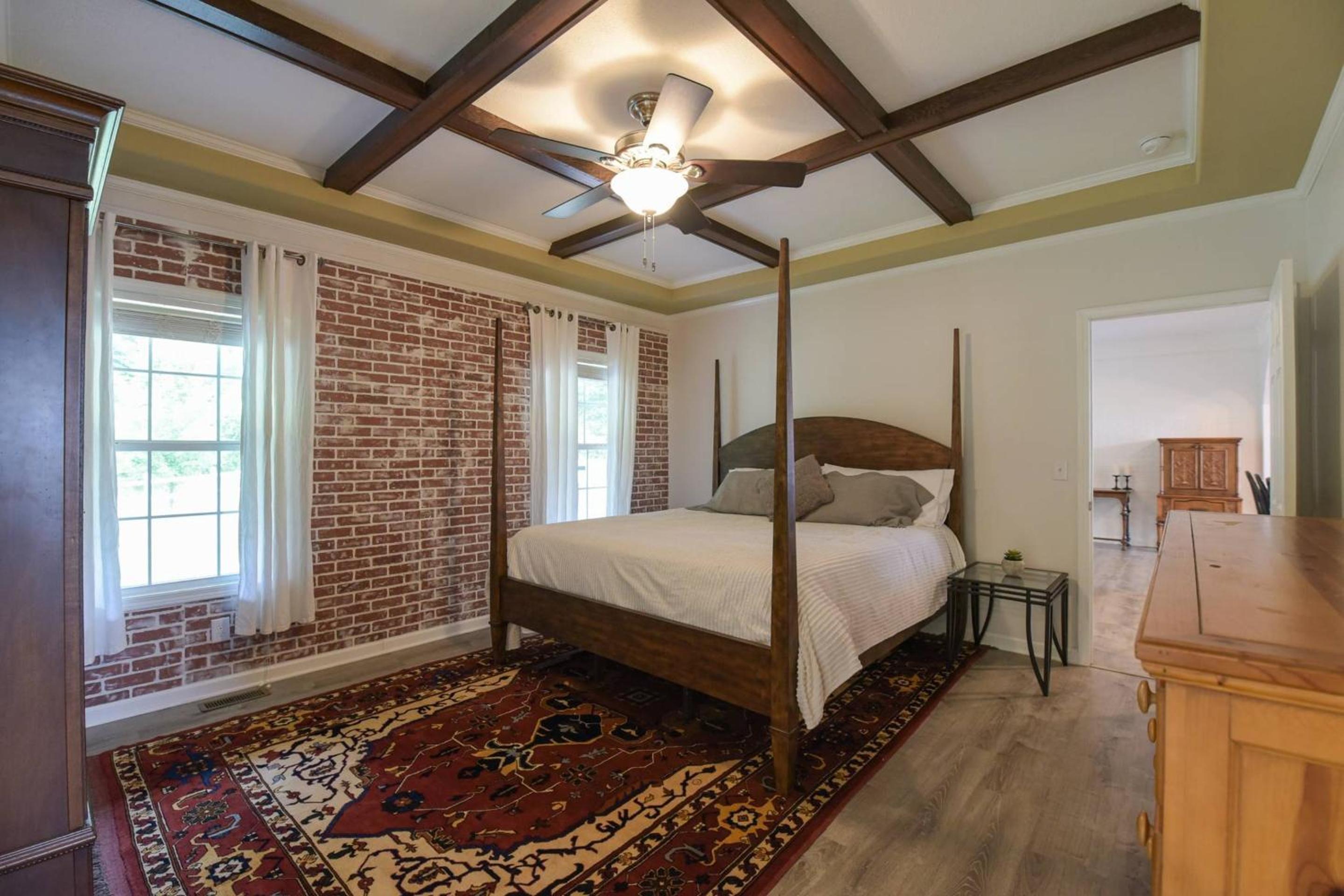 Riverside Ranch by AvantStay Mins to Downtown