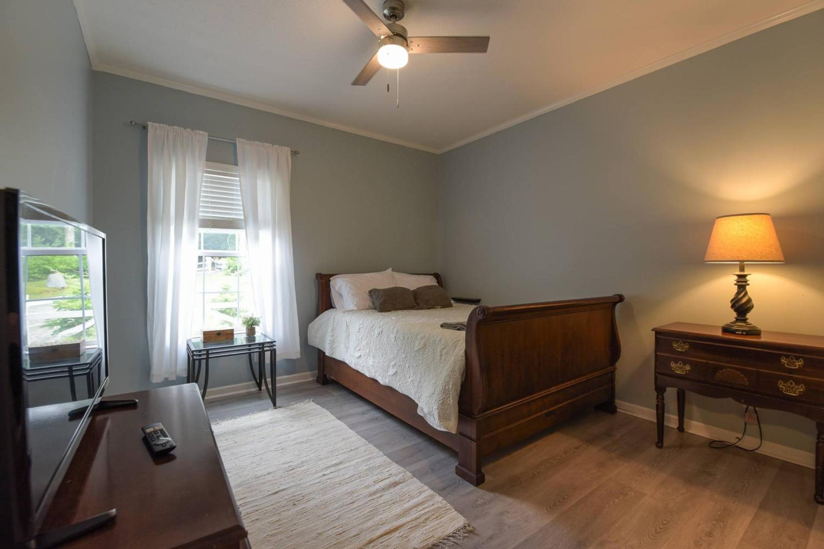 Riverside Ranch by AvantStay Mins to Downtown