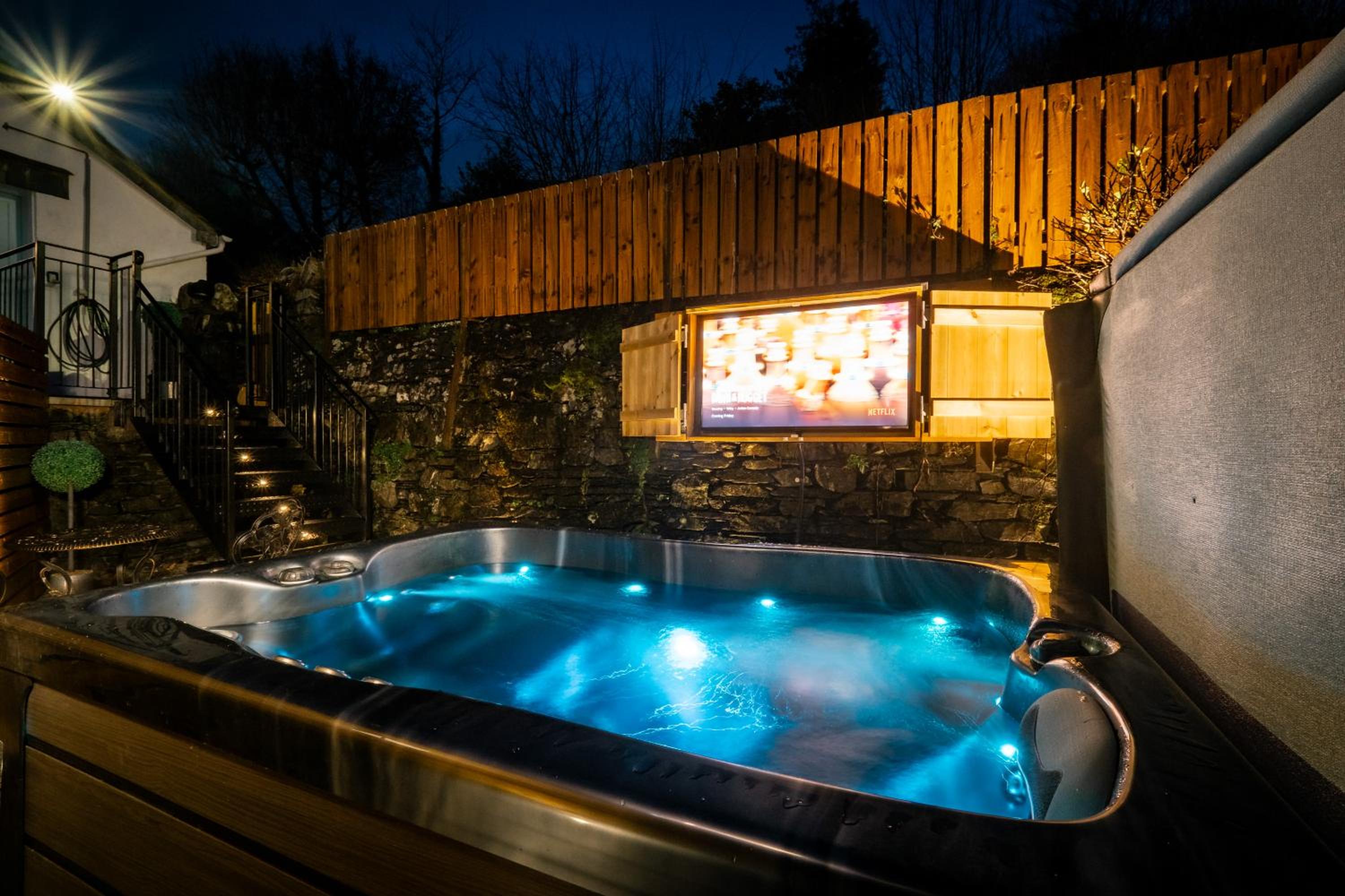 Stunning cottage Grade 2 listed with parking and Hot Tub view 3