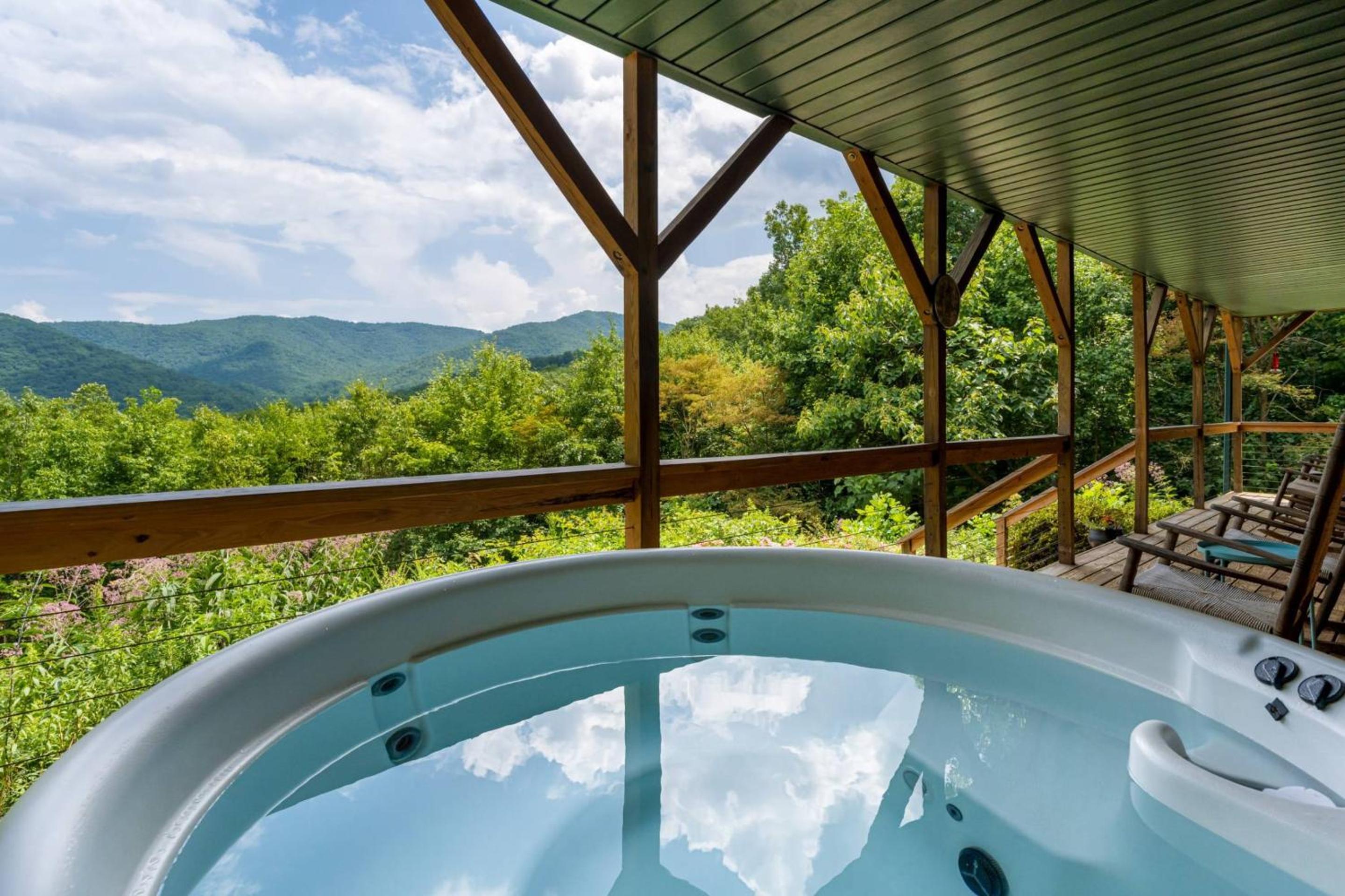 Among the Clouds by AvantStay Views Hot Tub