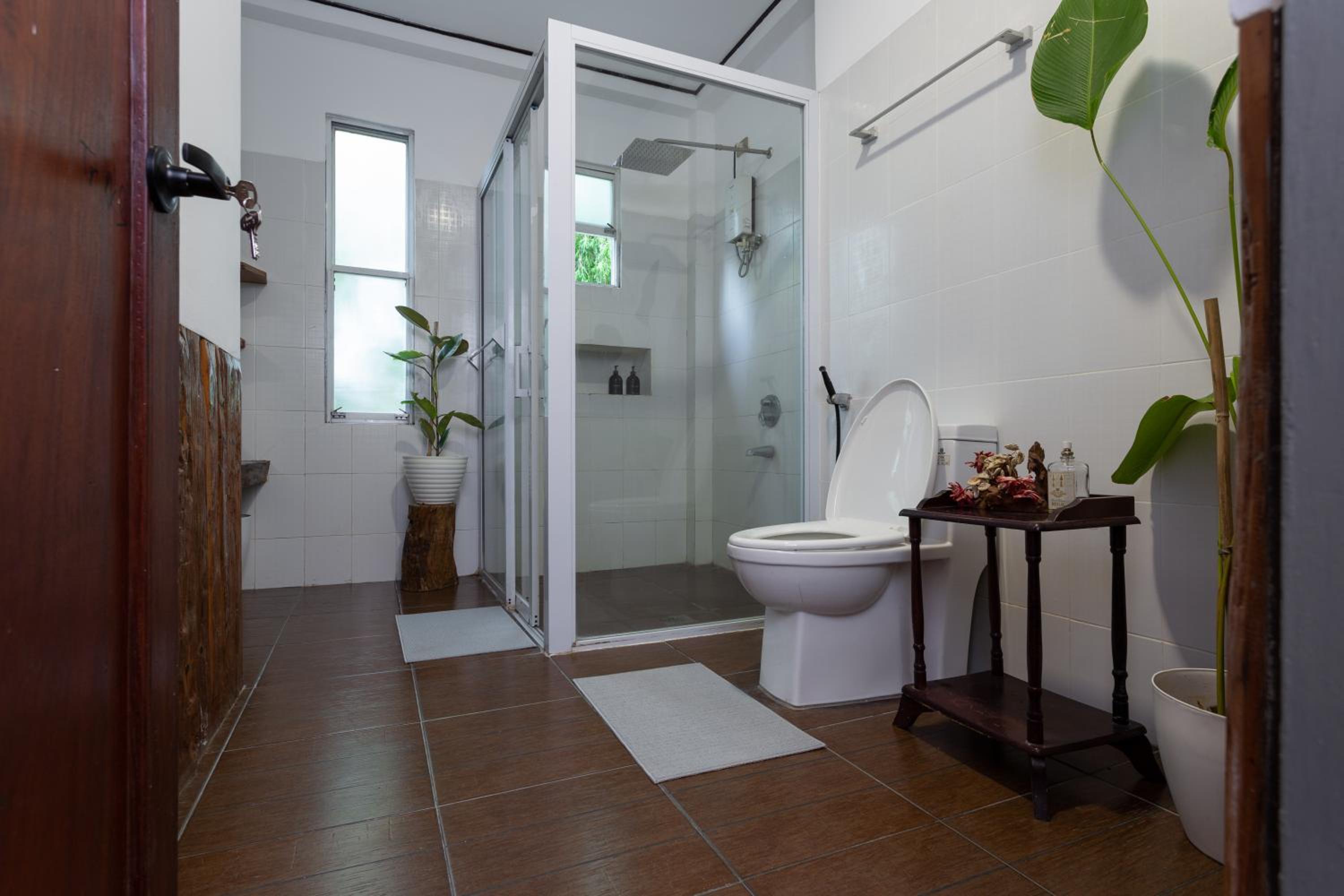 Spacious 6 Bedroom Private Villa 5 Minutes to Crisologo Sleeps 20 view 4