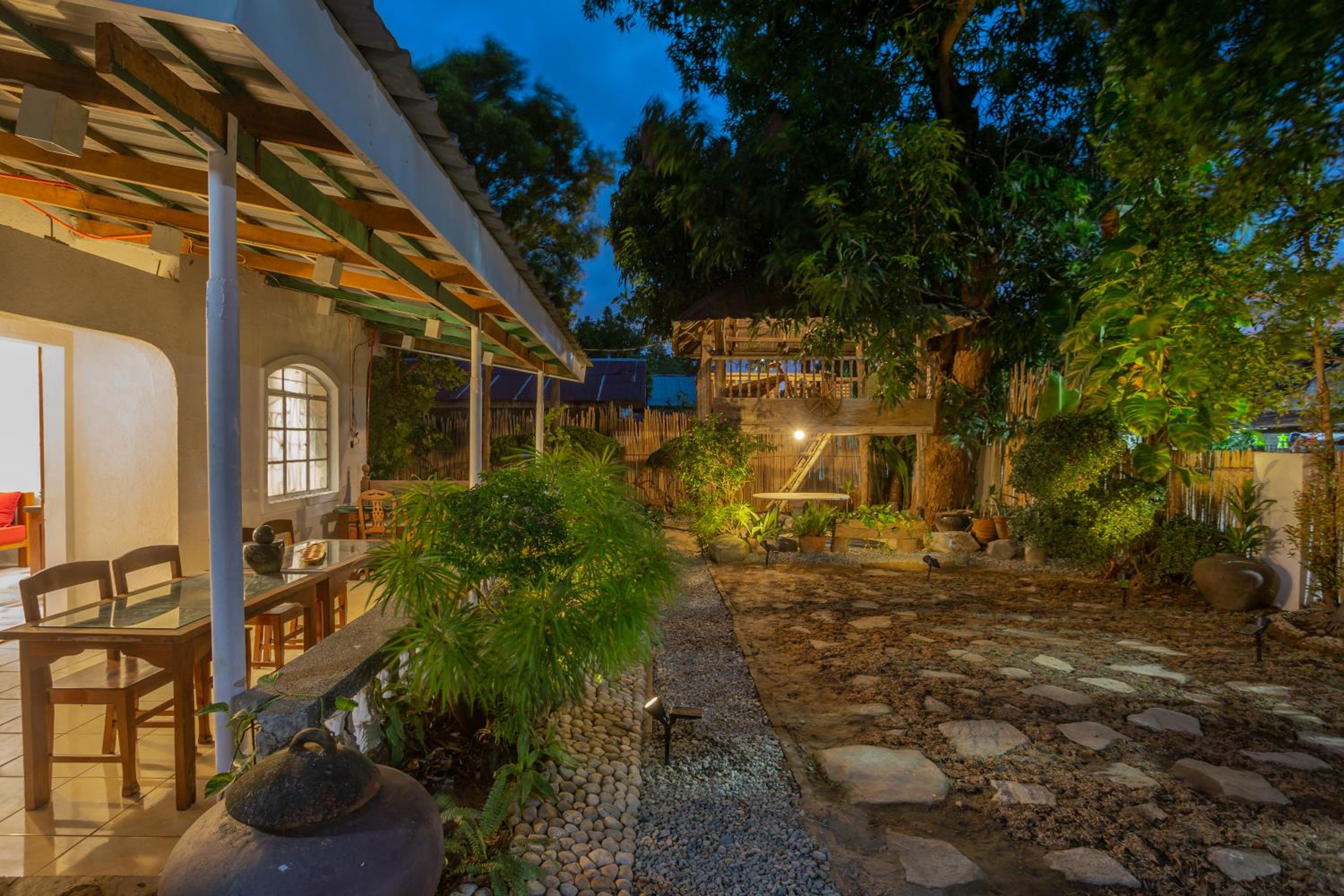 Spacious 6 Bedroom Private Villa 5 Minutes to Crisologo Sleeps 20 view 2