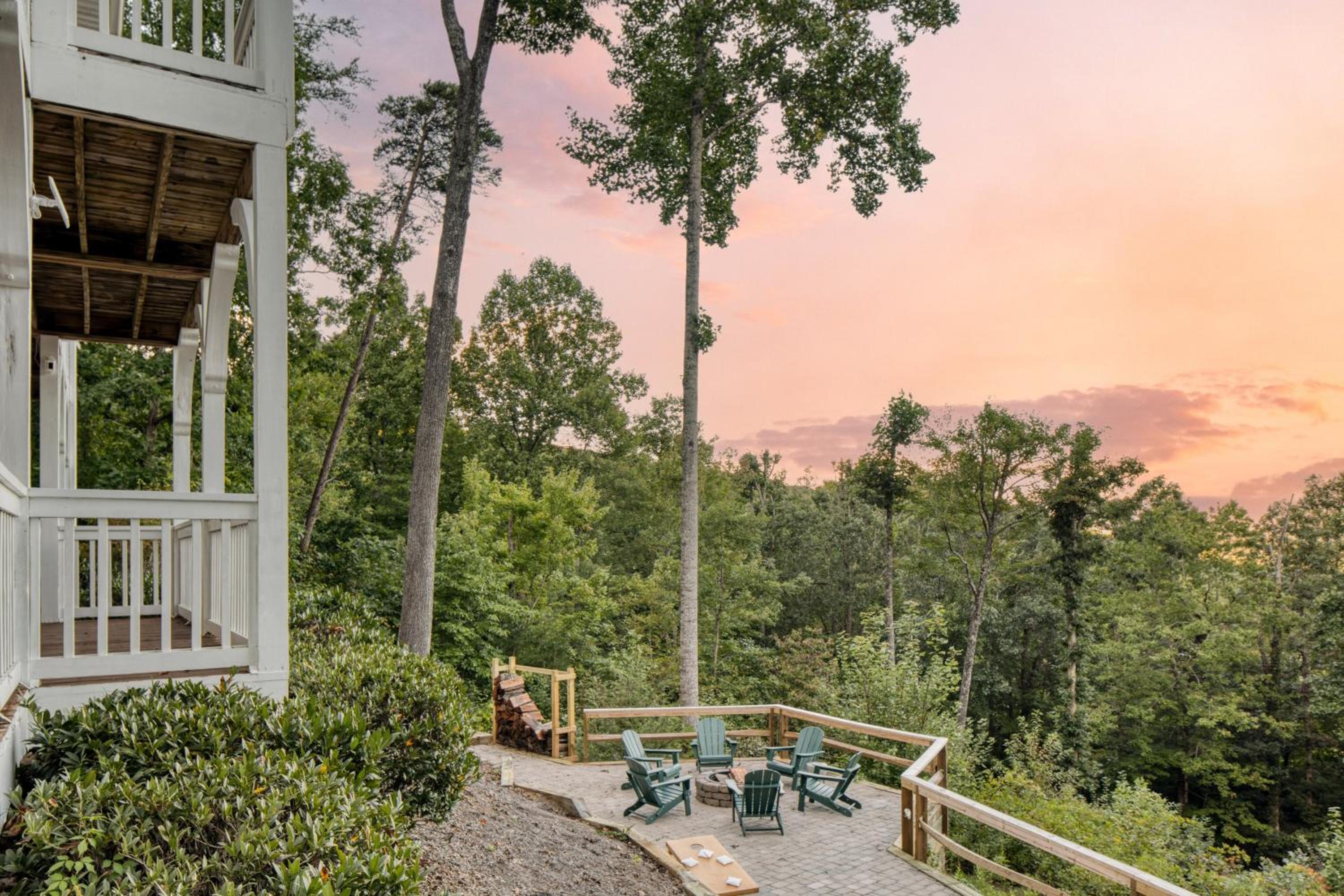 Juliet by AvantStay Mountain Views Near AshevilleBlack Mountain
