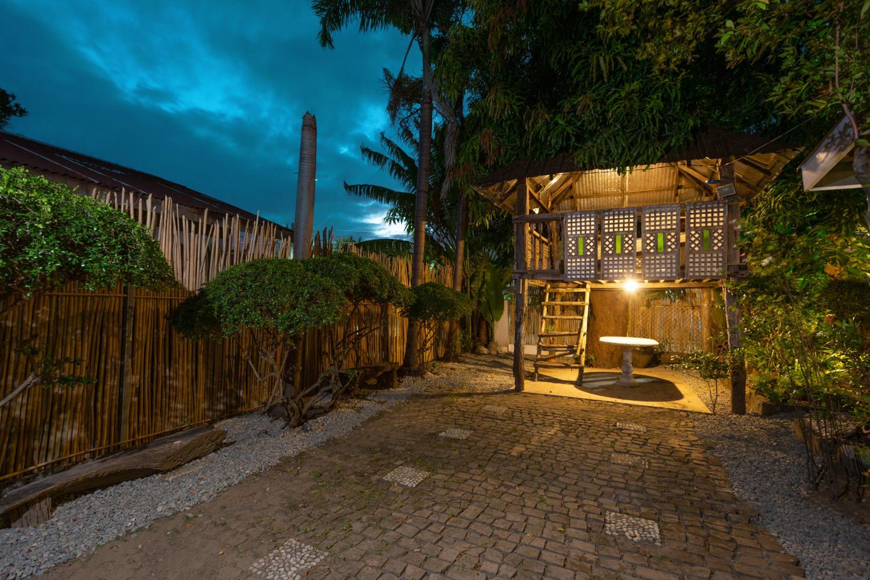 Spacious 6 Bedroom Private Villa 5 Minutes to Crisologo Sleeps 20 view 3