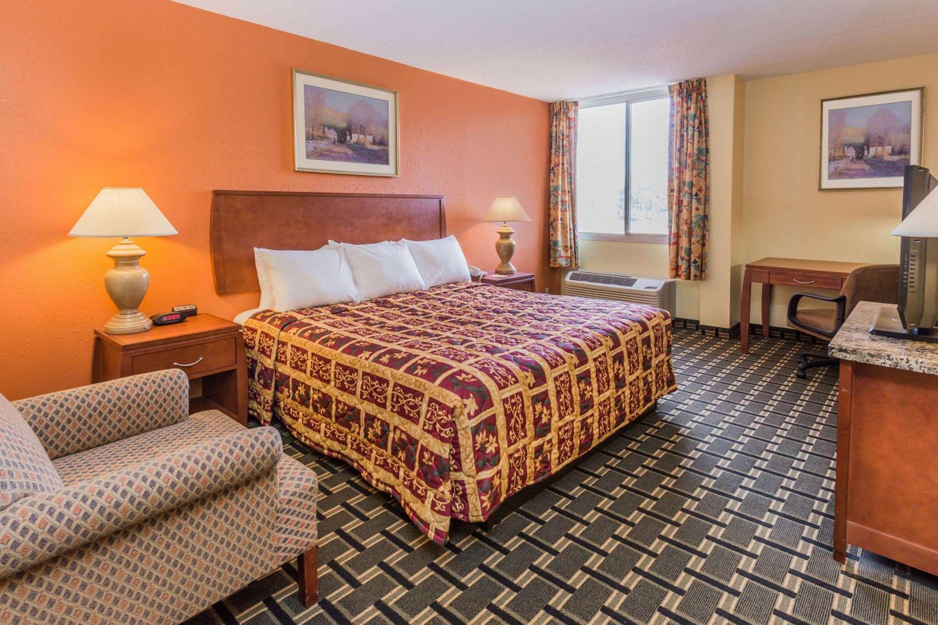 Danville Vacations - Days Hotel by Wyndham Danville Conference Center - Property Image 15