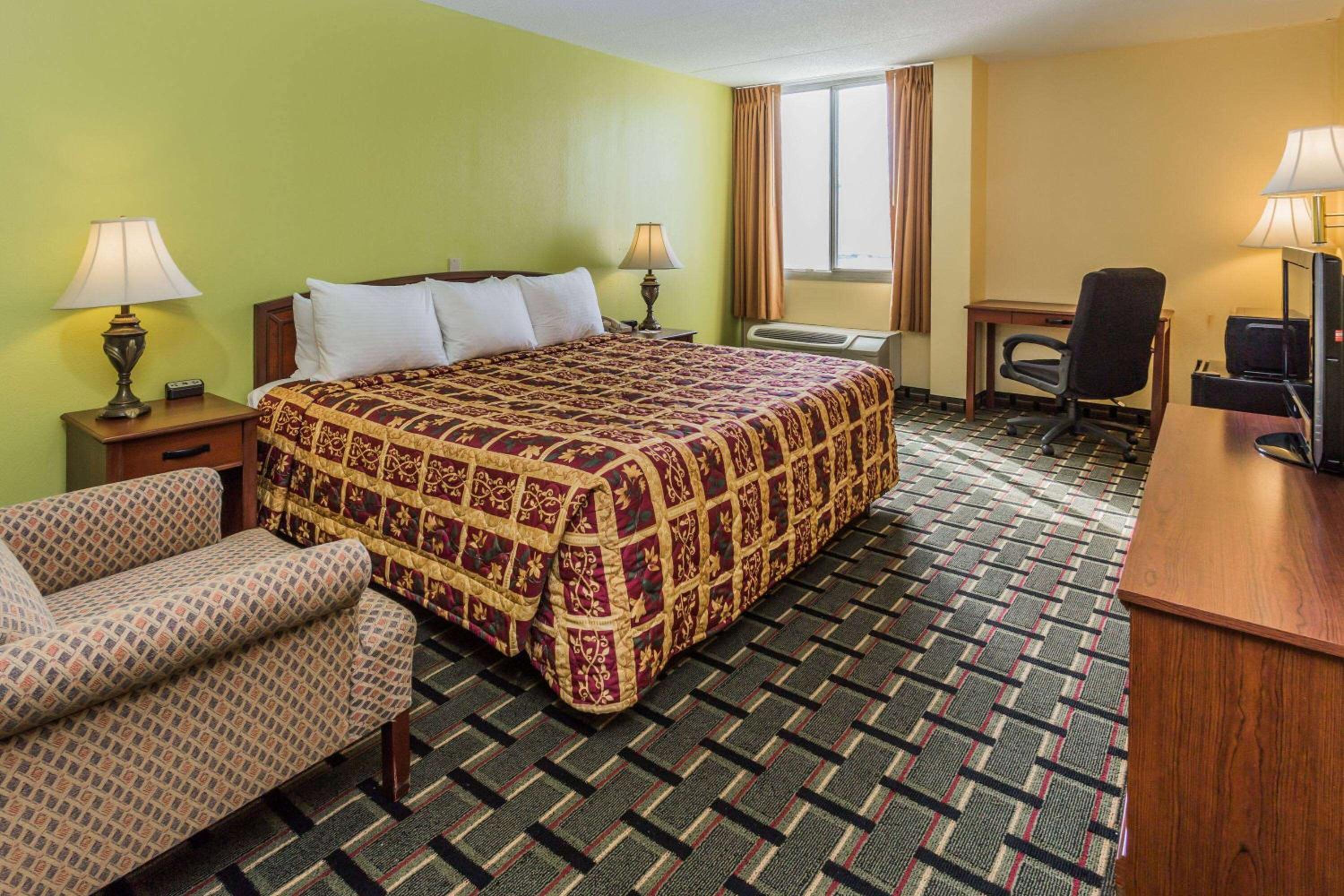Danville Vacations - Days Hotel by Wyndham Danville Conference Center - Property Image 14