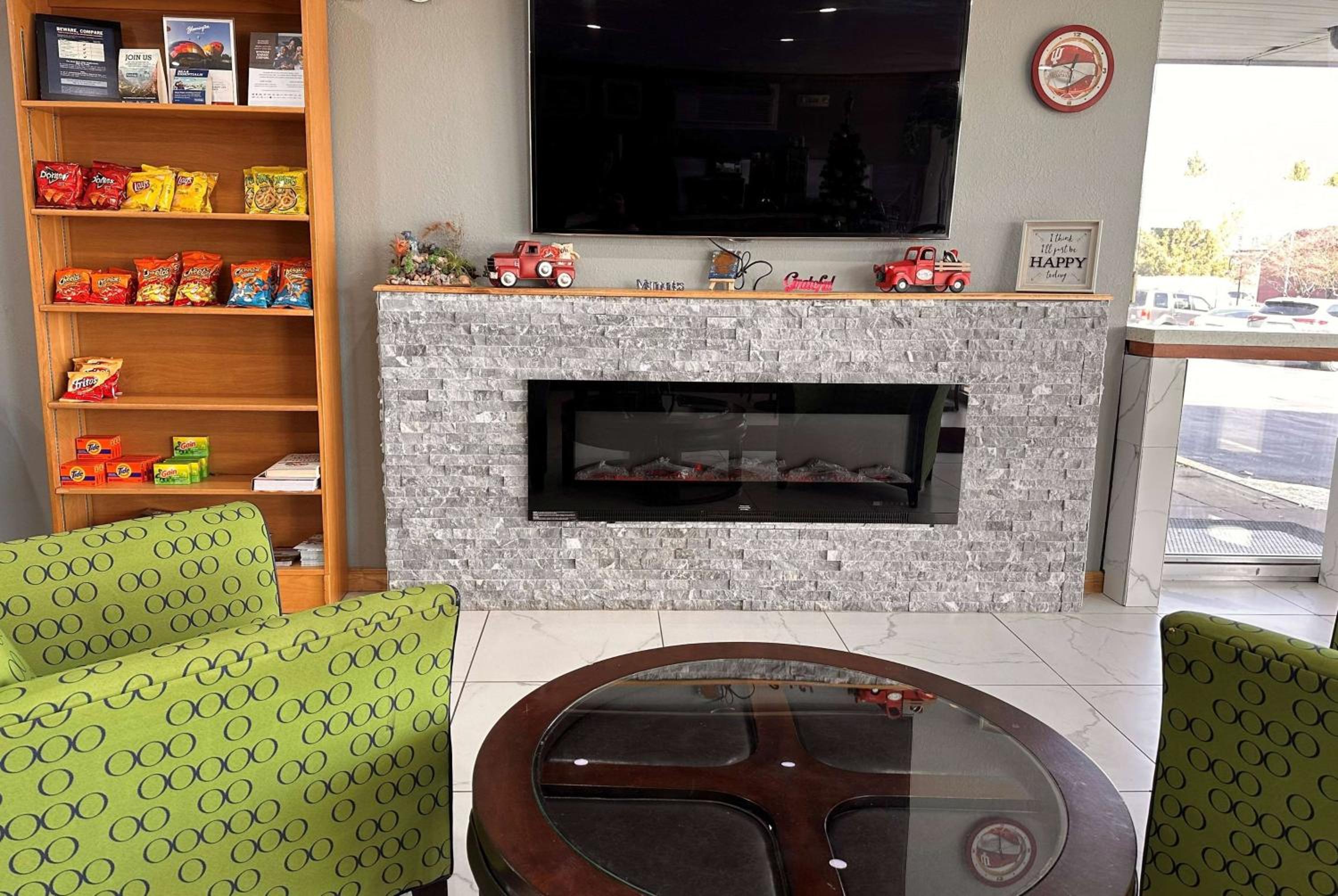 Bloomington Vacations - Travelodge by Wyndham Bloomington - Property Image 4