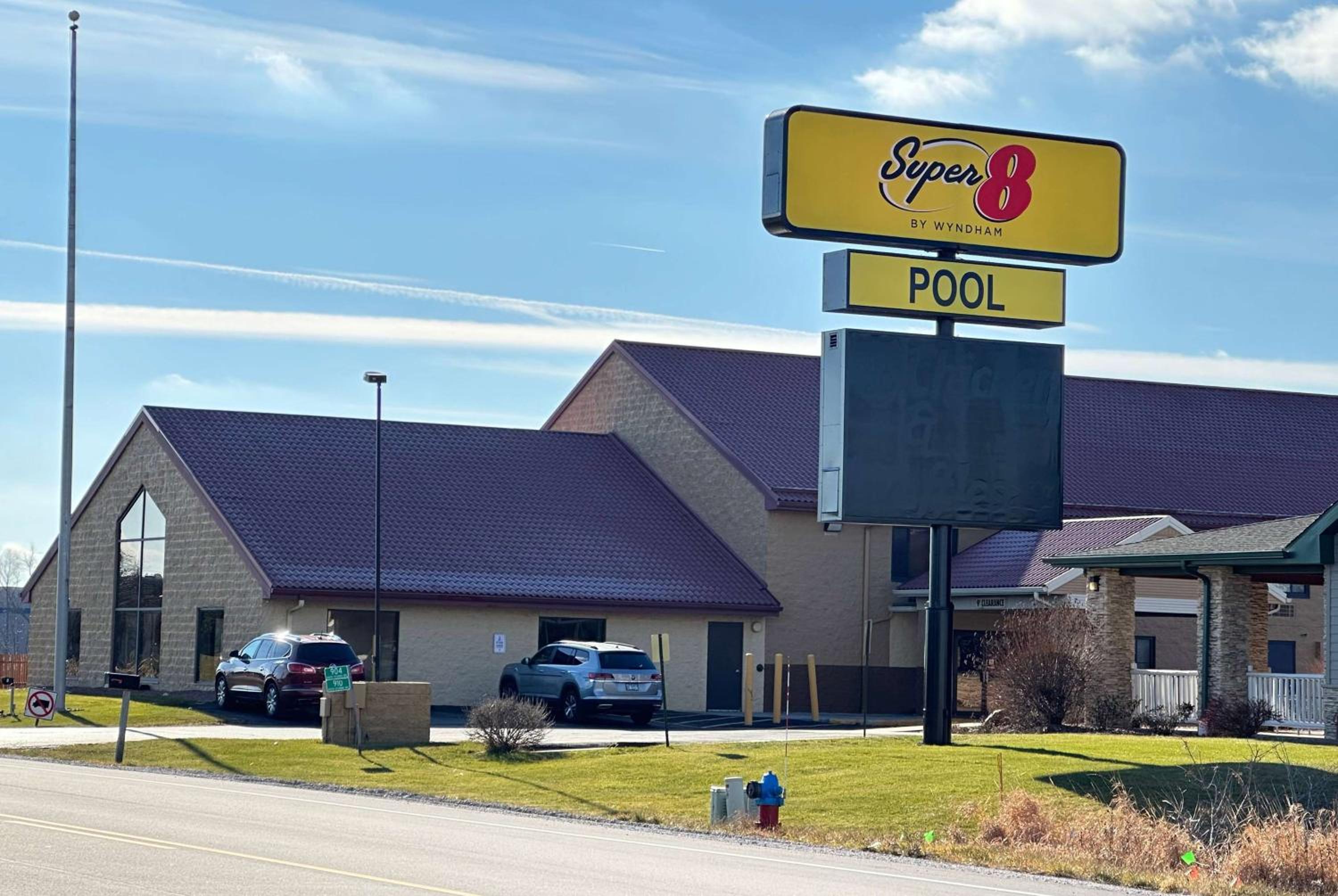 Super 8 by Wyndham Sturtevant Racine - Property Image 23