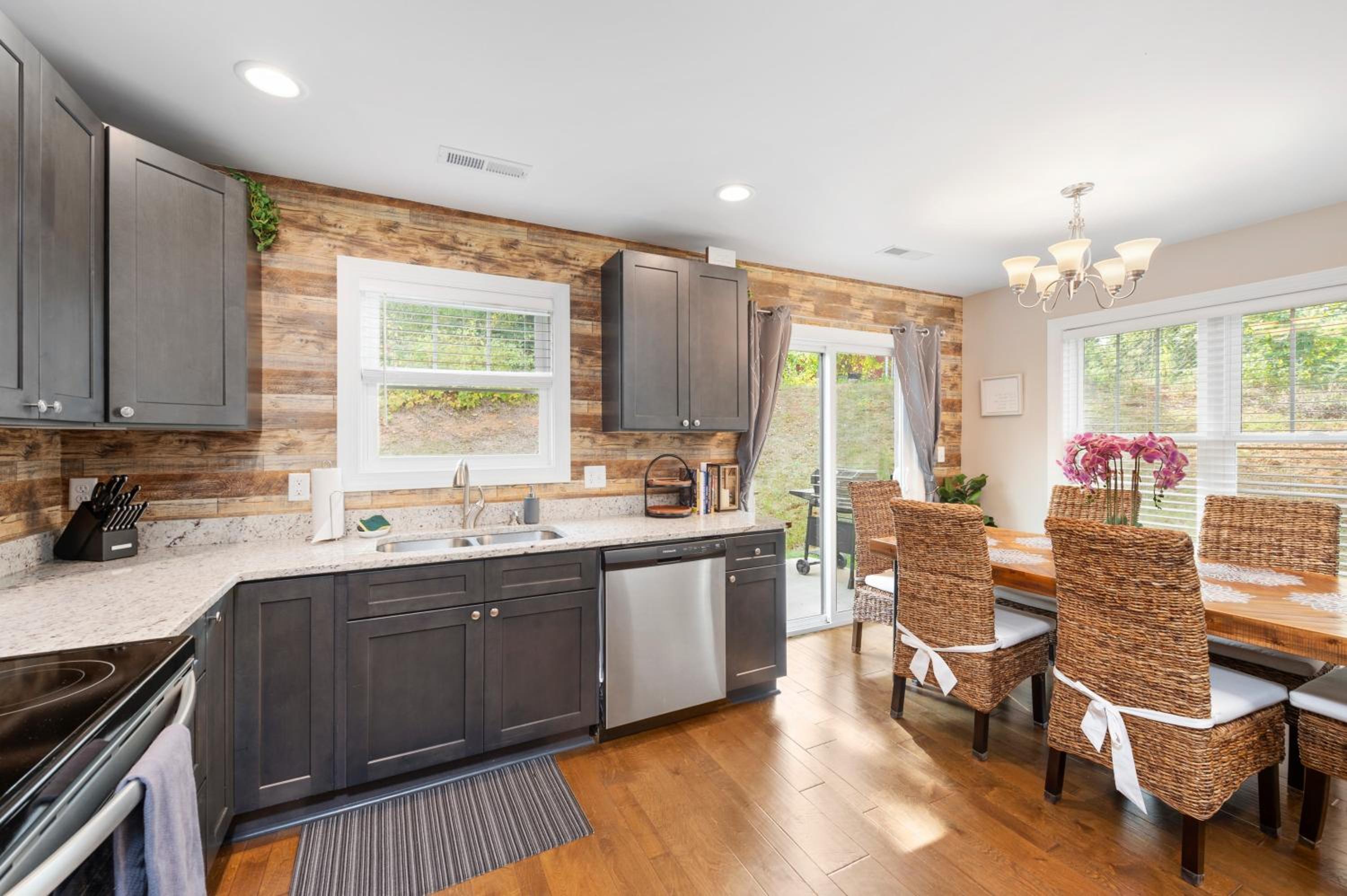 Modern Asheville Townhome 6 Min to Downtown Fire Pit Patio