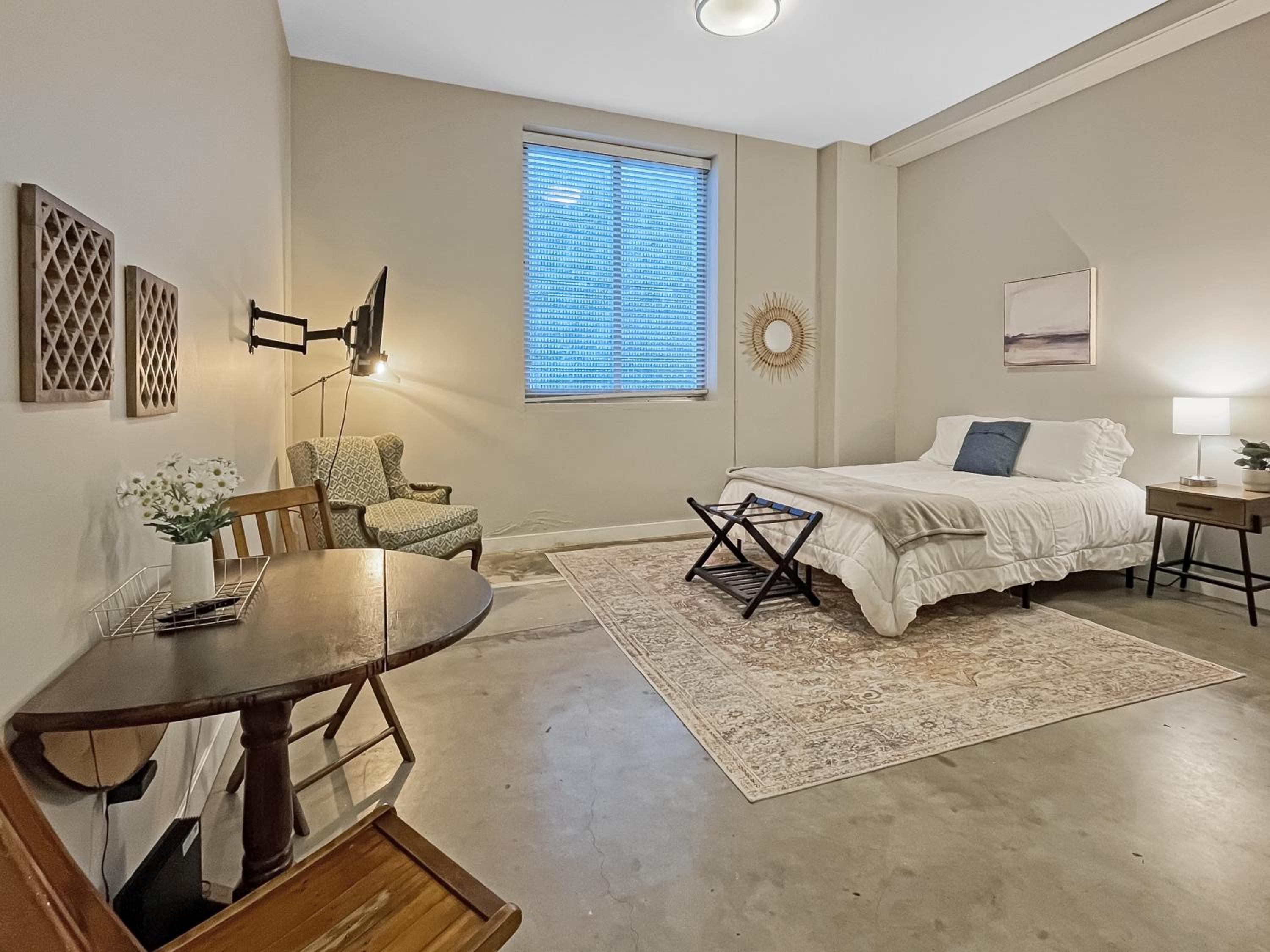 Des Moines Vacations - Modern Industrial Apartment With Skywalk - Property Image 1