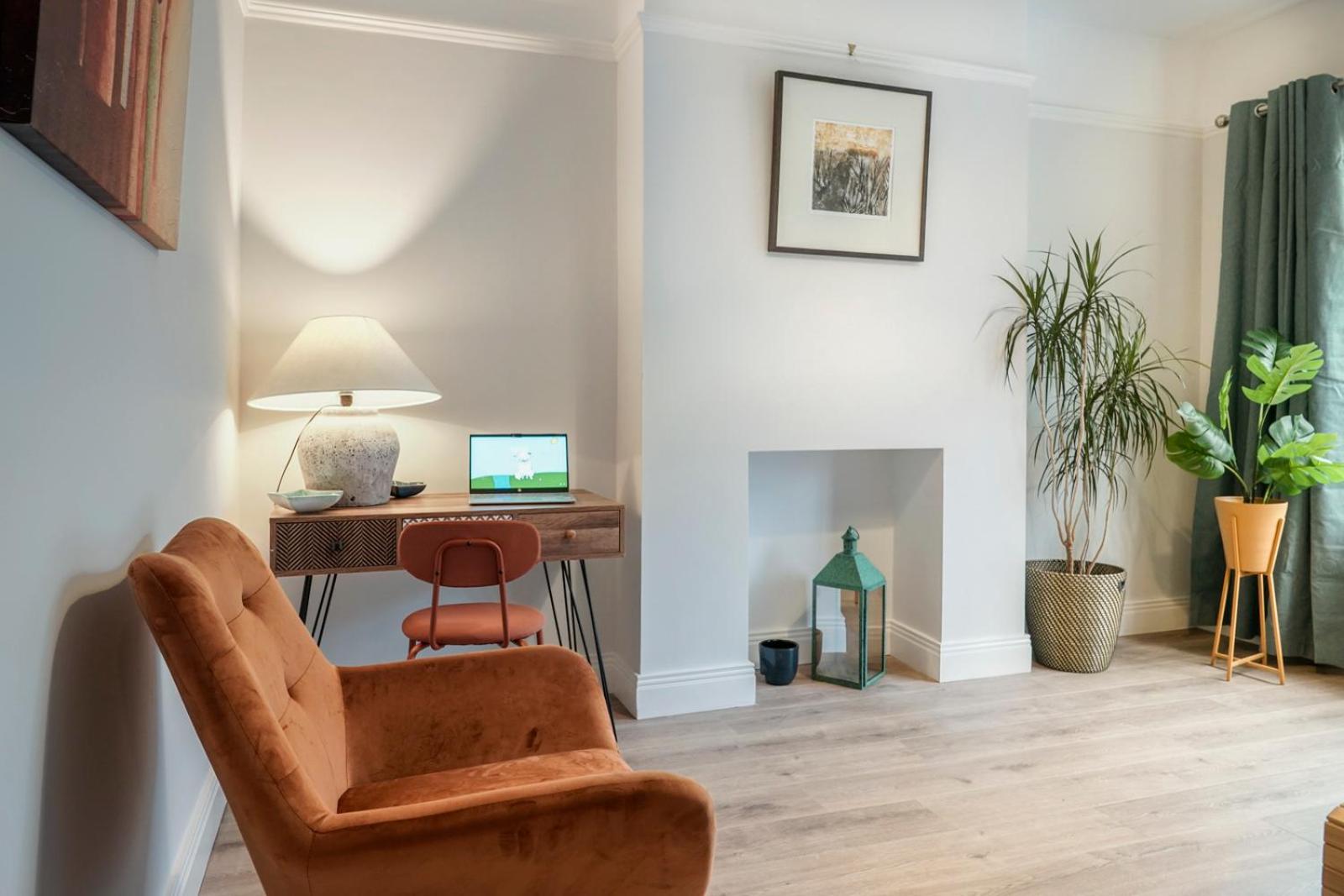 Close to City Centre Stylish 3 Bedroom House view 2