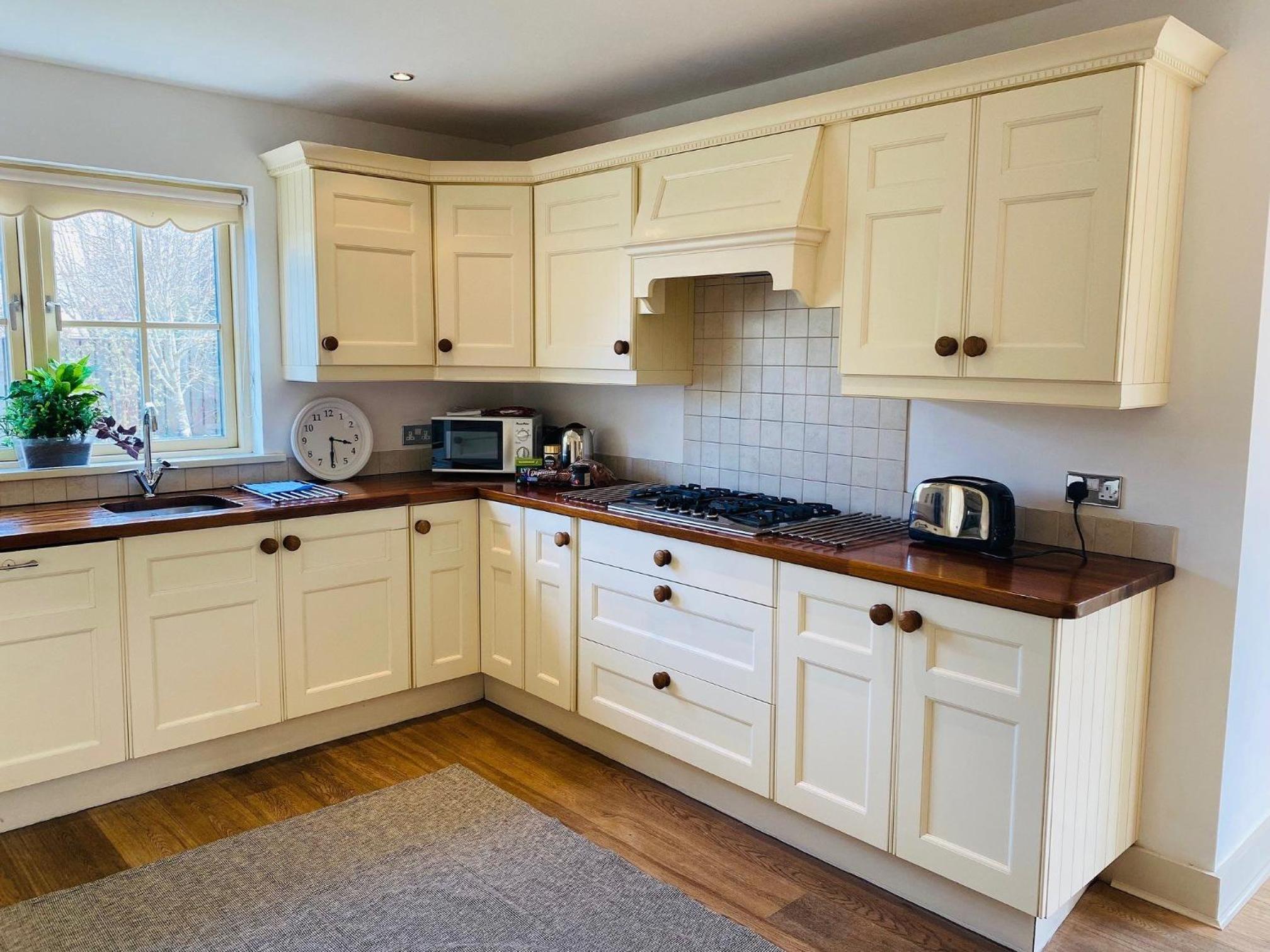 Bright, modern, welcoming home easy stroll along pathway into Kenmare town view 4