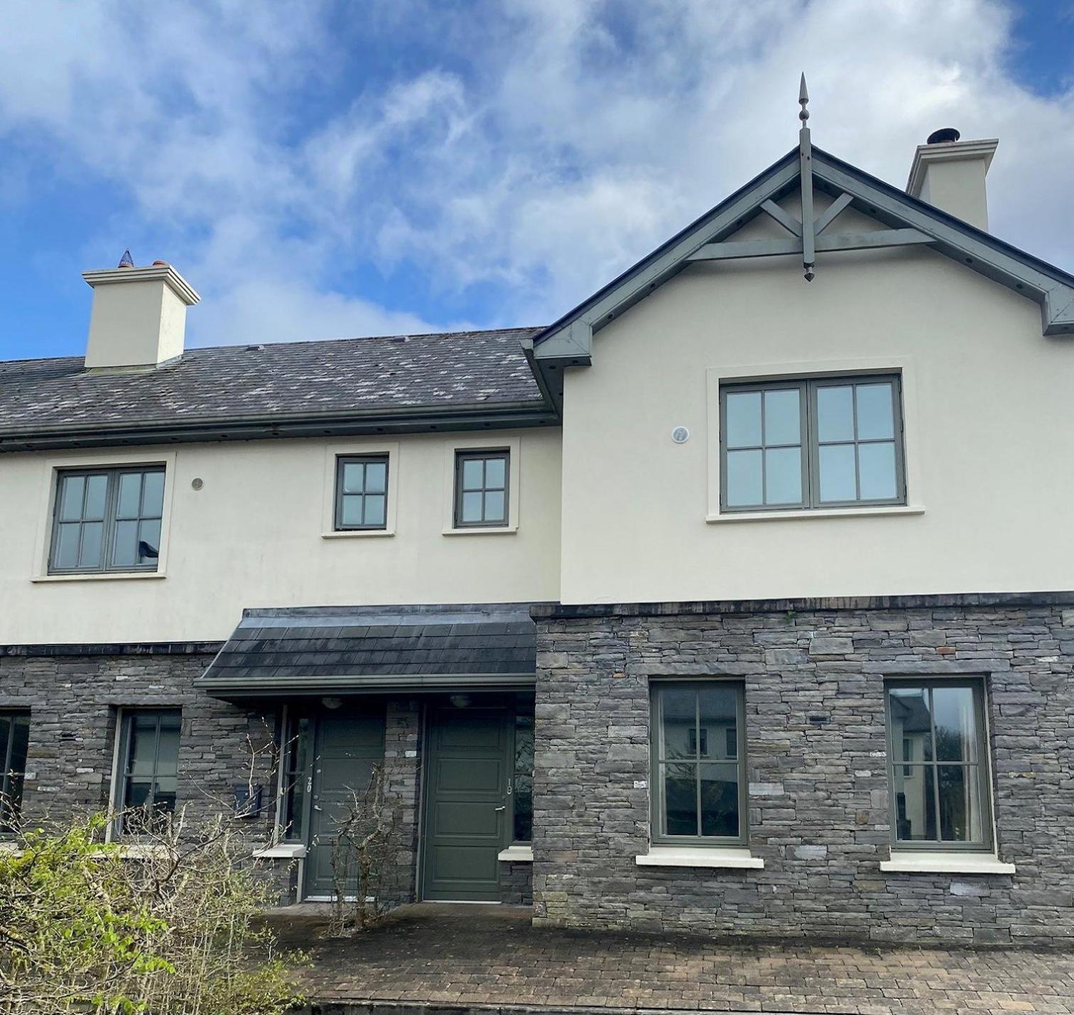 Bright, modern, welcoming home easy stroll along pathway into Kenmare town view 2