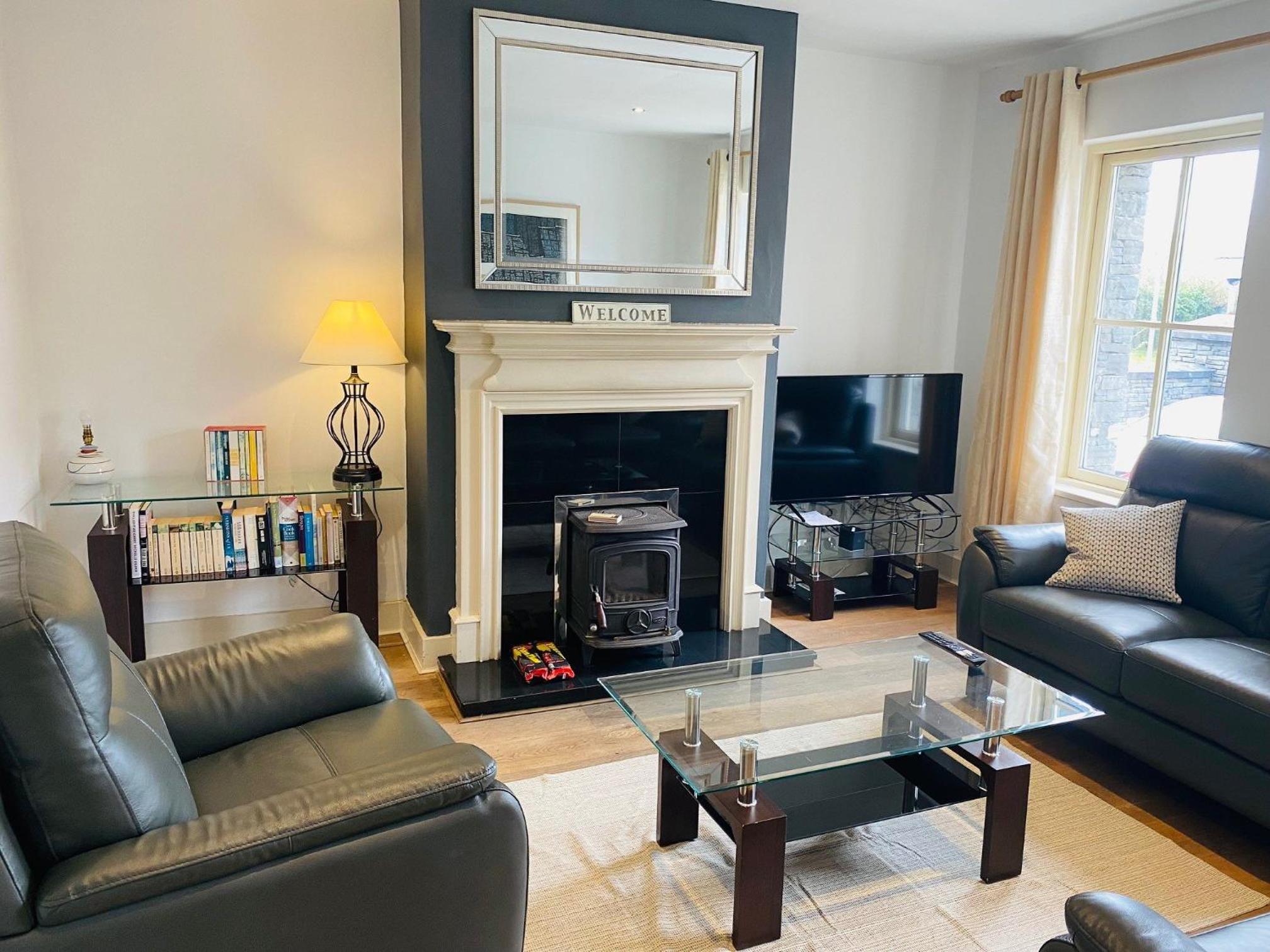 Bright, modern, welcoming home easy stroll along pathway into Kenmare town view 5