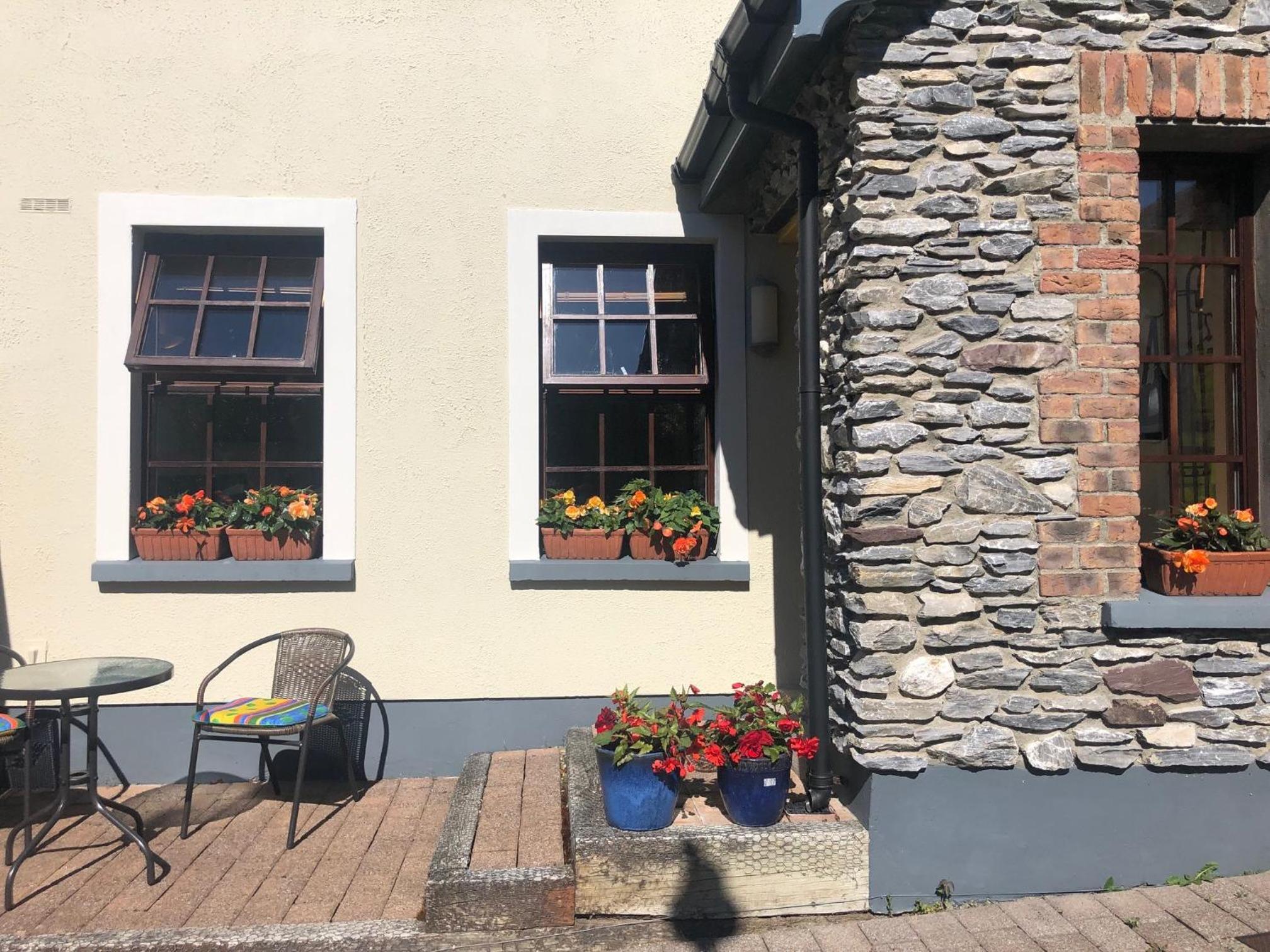 Stylish 3 bedroom townhouse within a 15 minute stroll of Kenmare view 2