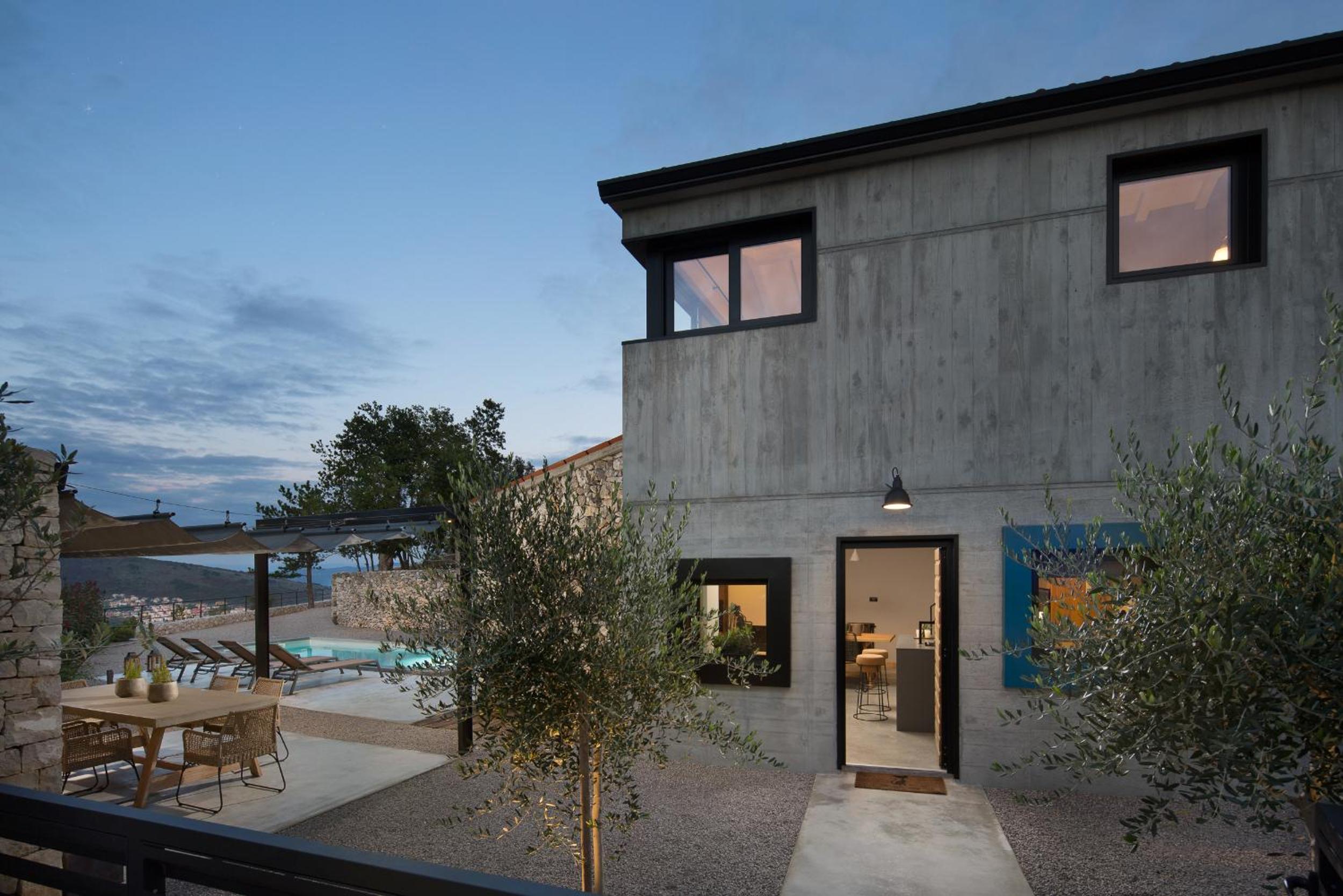 Villa Iron Lady view 3
