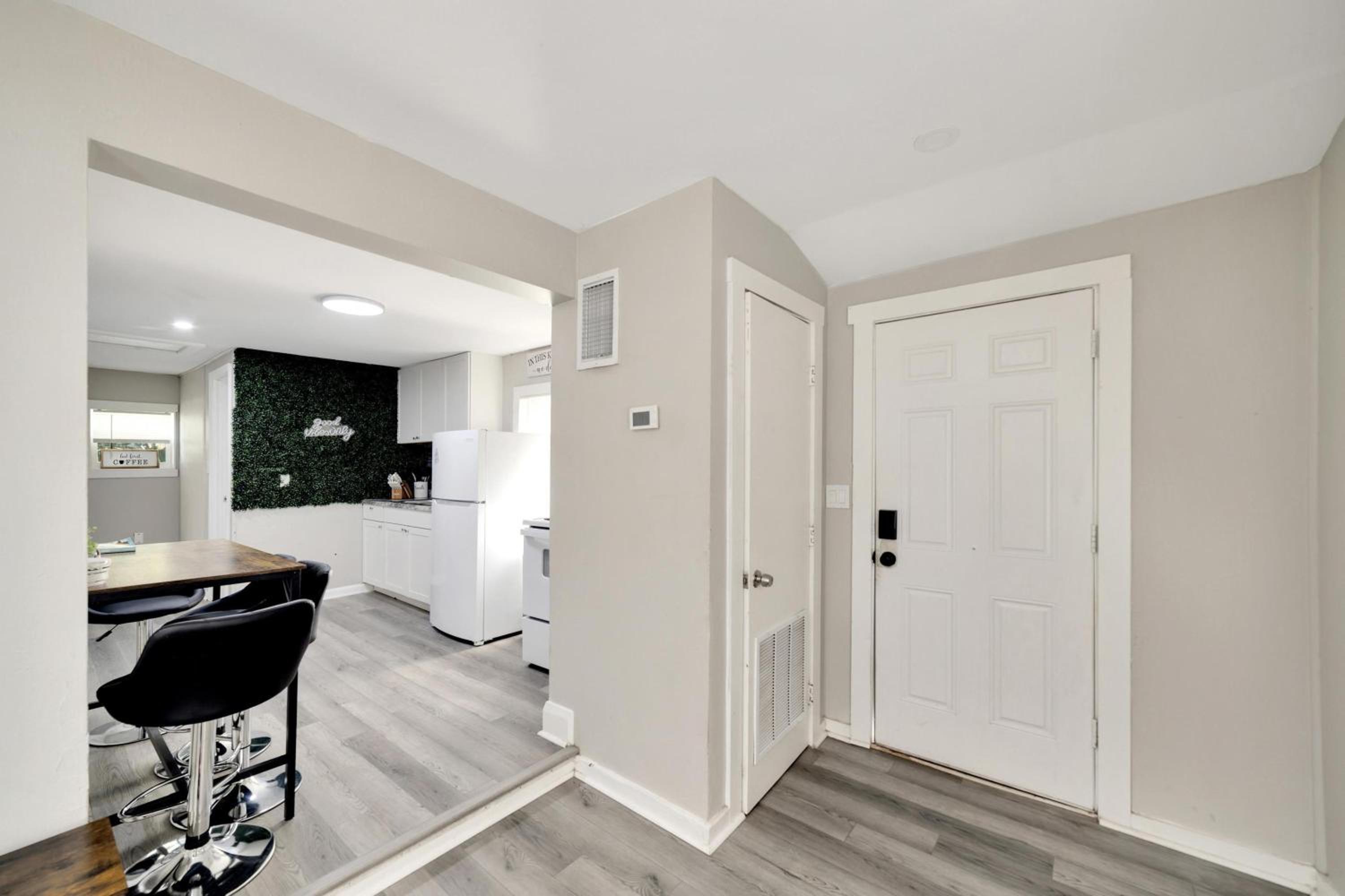 Tampa Bliss Comfy 2 Bedroom Apartment view 2