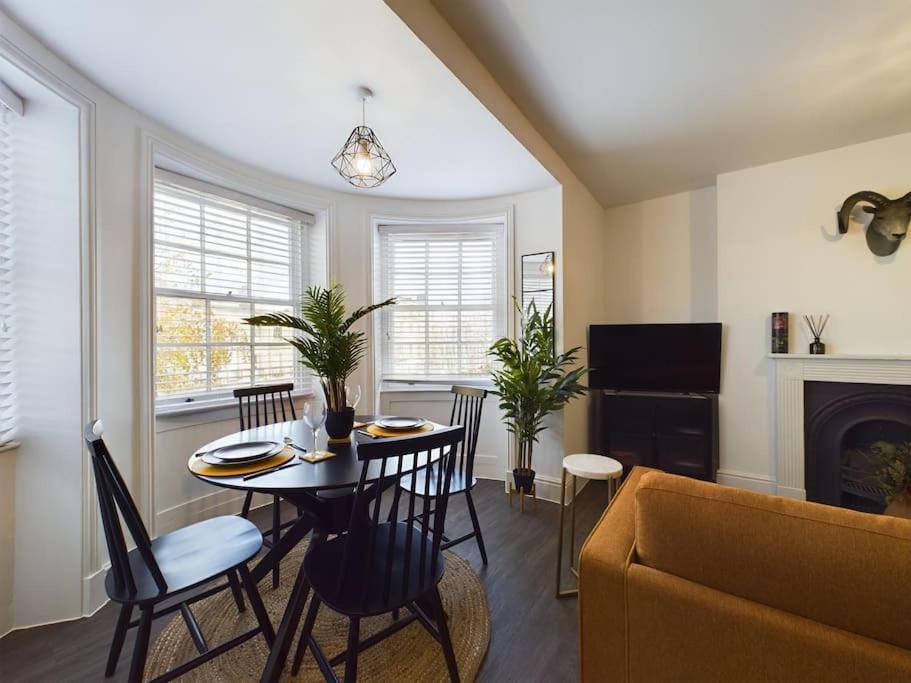 Stylish SunningEnd 1-Bed Apartment in Town Centre with Parking view 2
