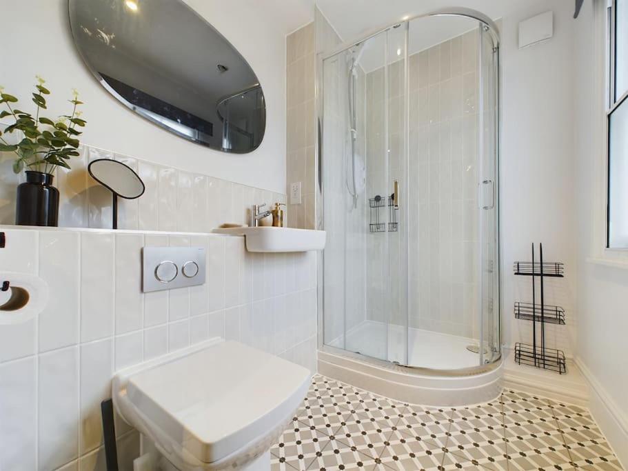 Stylish SunningEnd 1-Bed Apartment in Town Centre with Parking view 3