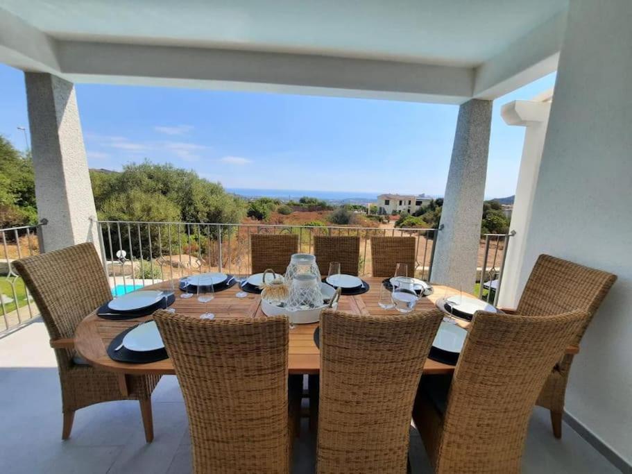 Villa con piscina Vista mare 12 posti letto by budoni affitti view 4