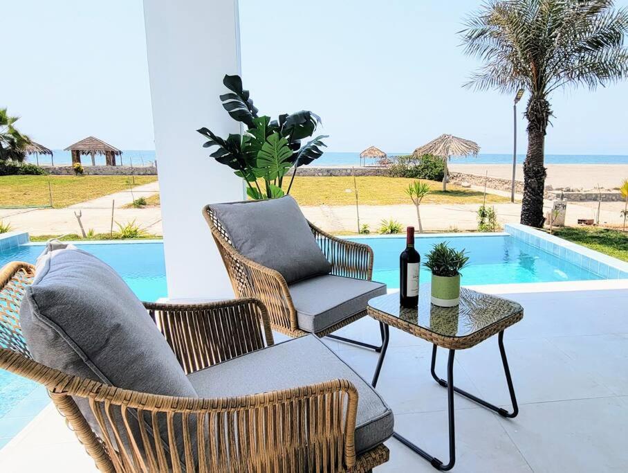 HERMOSA CASA CON PISCINA FRENTE AL MAR - PRIMERA FILA view 2