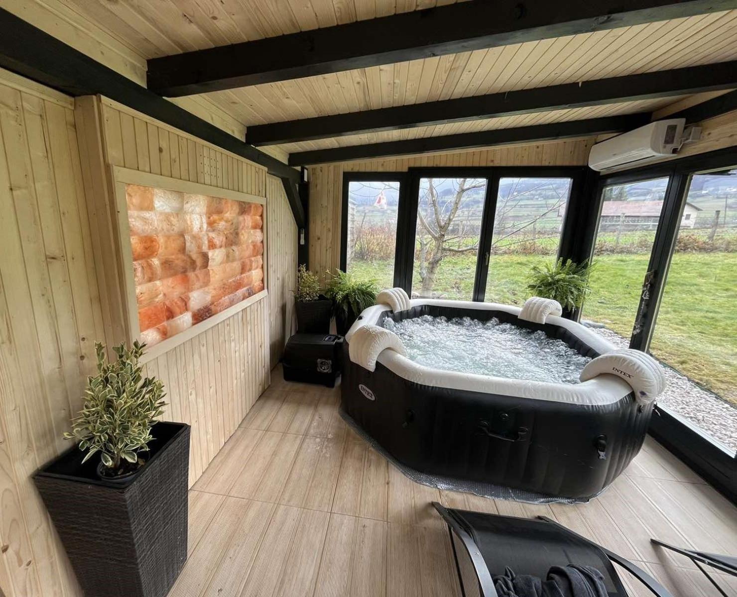 Residence Wood Pool & SPA