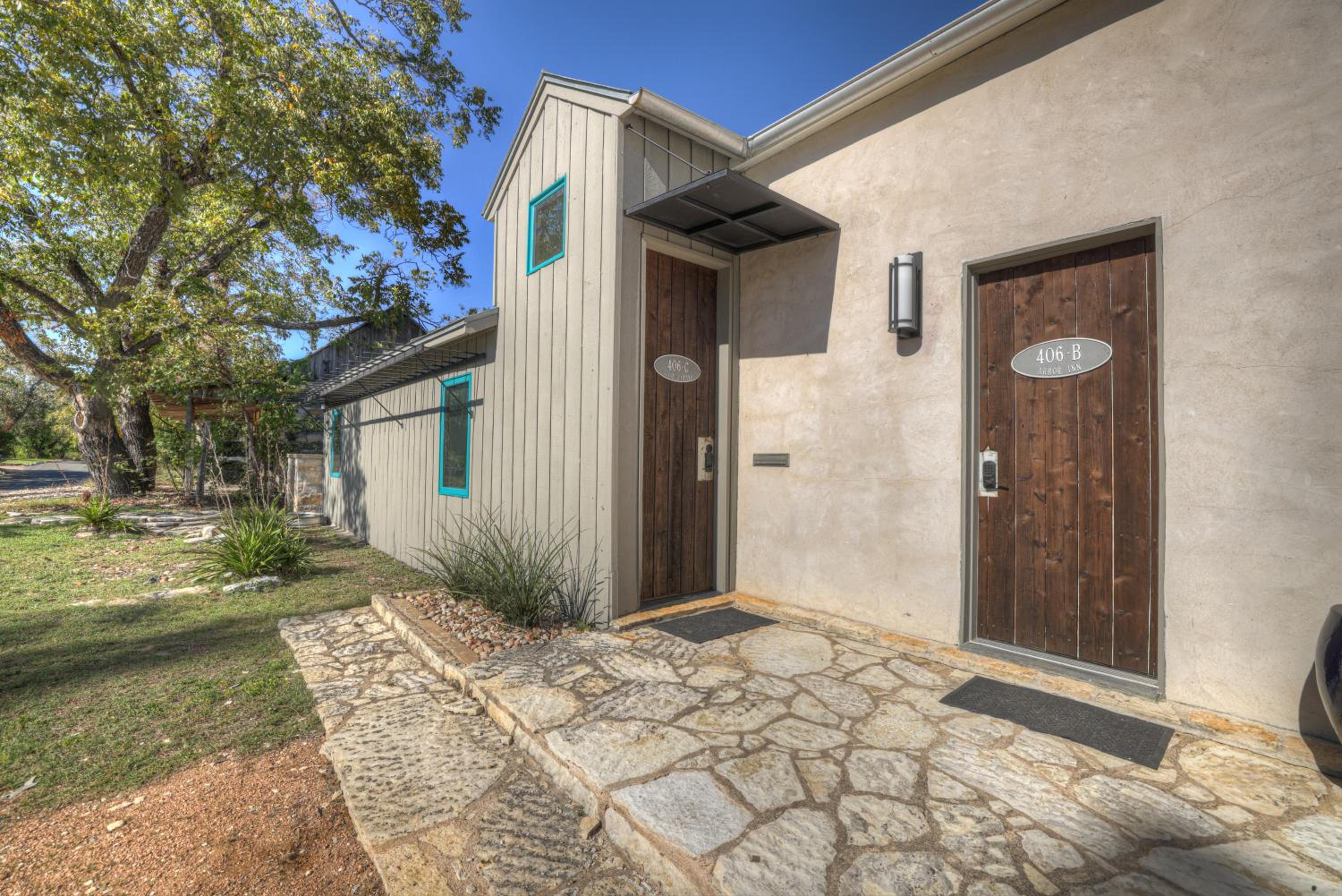 Guest Quarters - 2 Blocks to Main Street! view 3