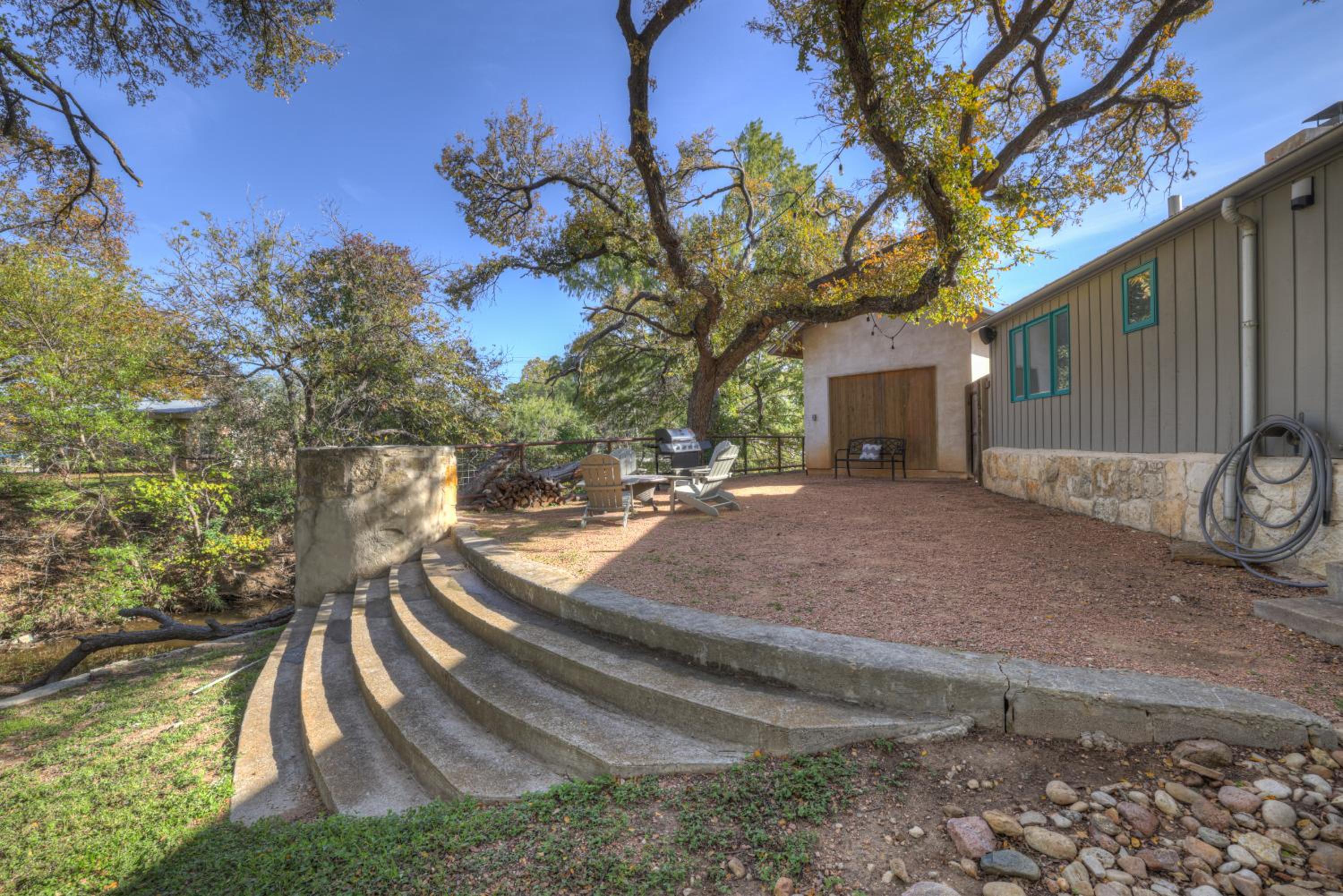 Guest Quarters - 2 Blocks to Main Street! view 4