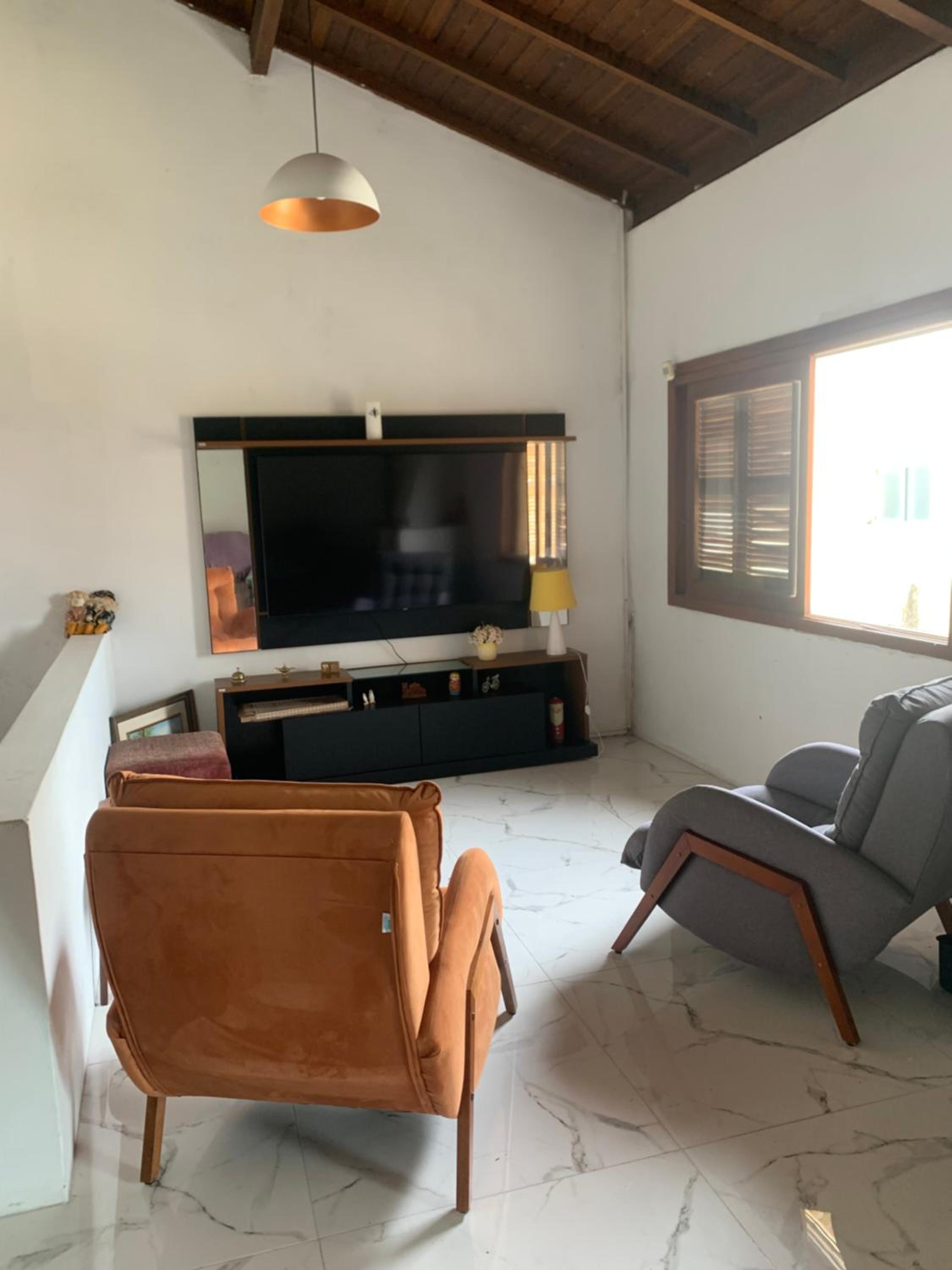Casa com 4 quartos e piscina pra aproveitar