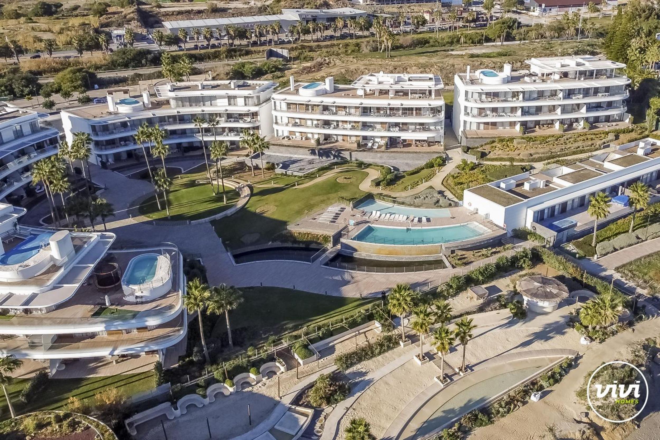 ViVi Homes - Alessio Pool, Sauna, Spa, Gym & Beach