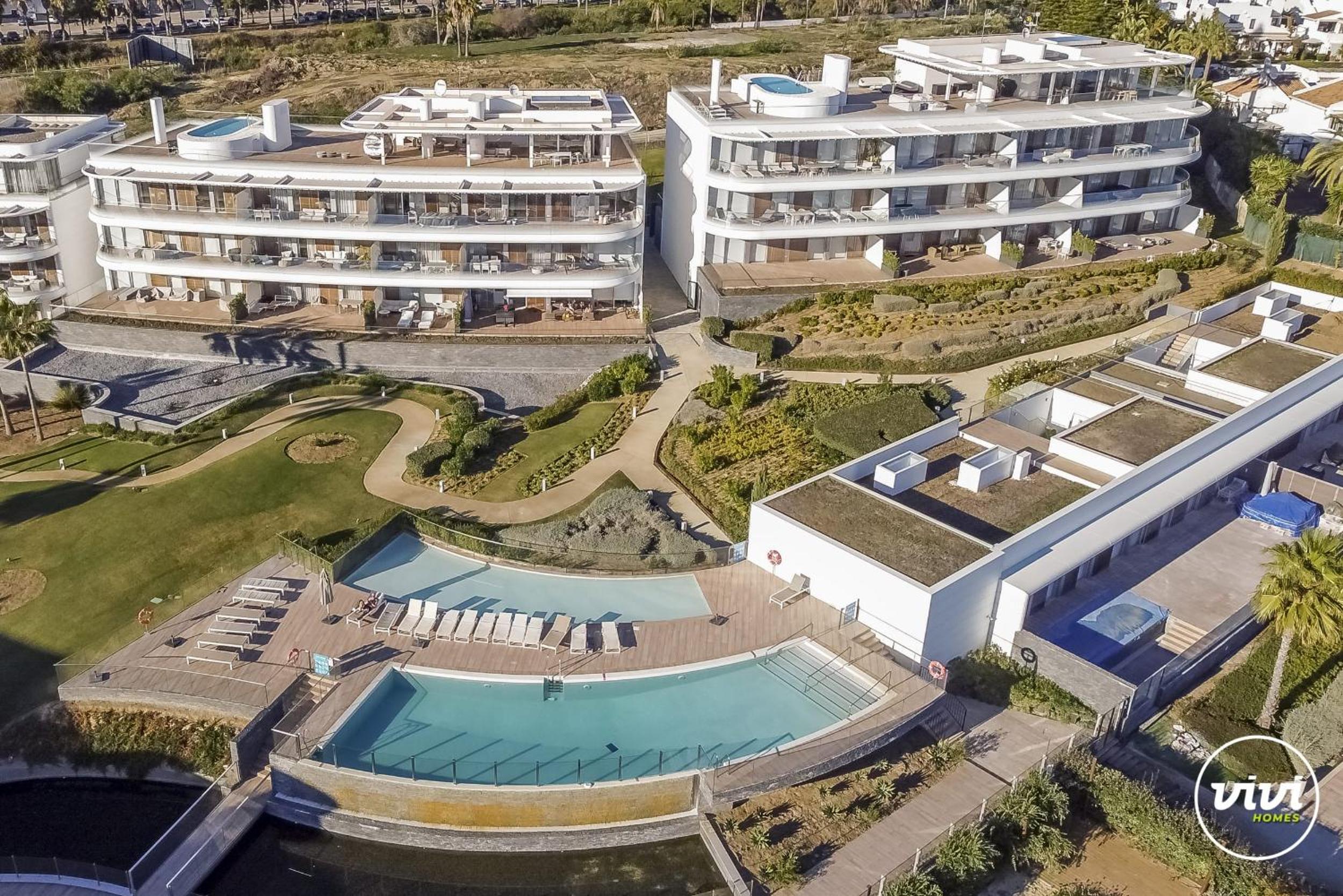 ViVi Homes - Alessio Pool, Sauna, Spa, Gym & Beach